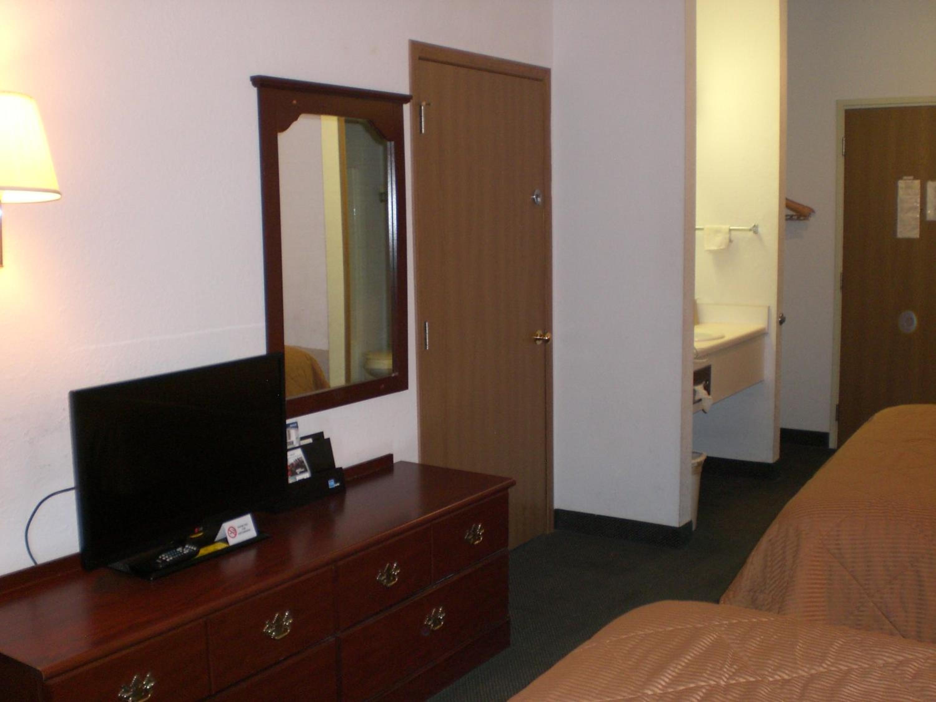 Queen Room with Two Queen Beds - Non-Smoking photo 2
