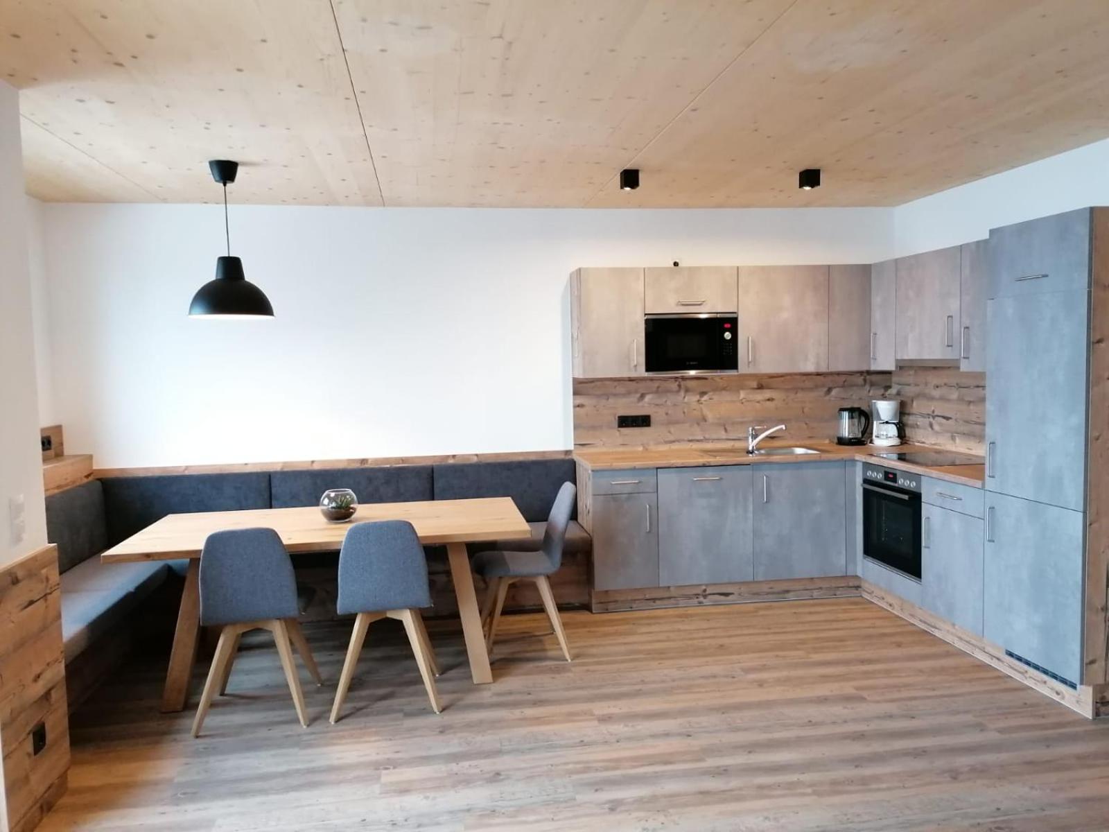 Apartment with Balcony - Photo 3