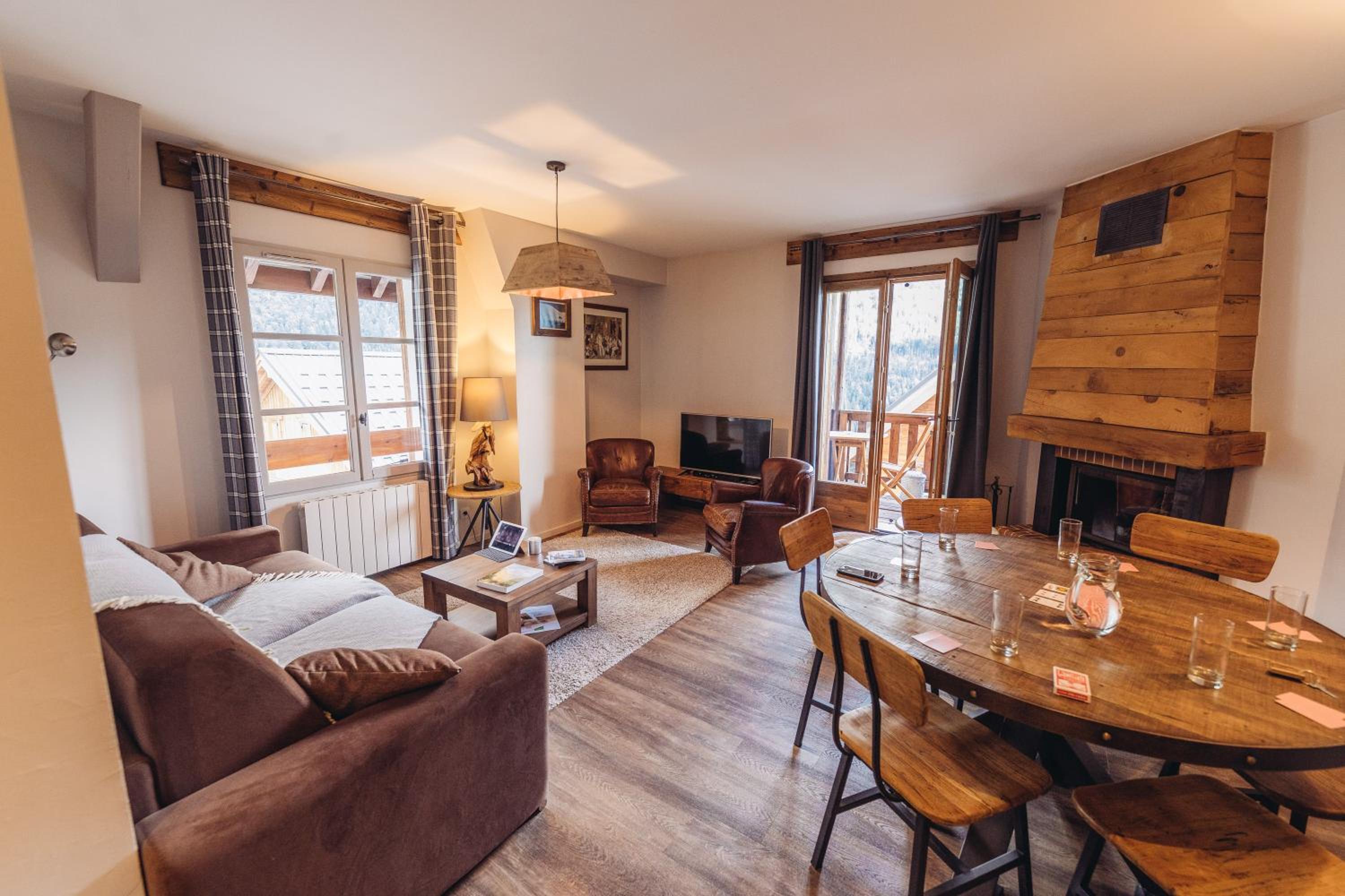 Two-Bedroom Apartment with Mountain View photo 2