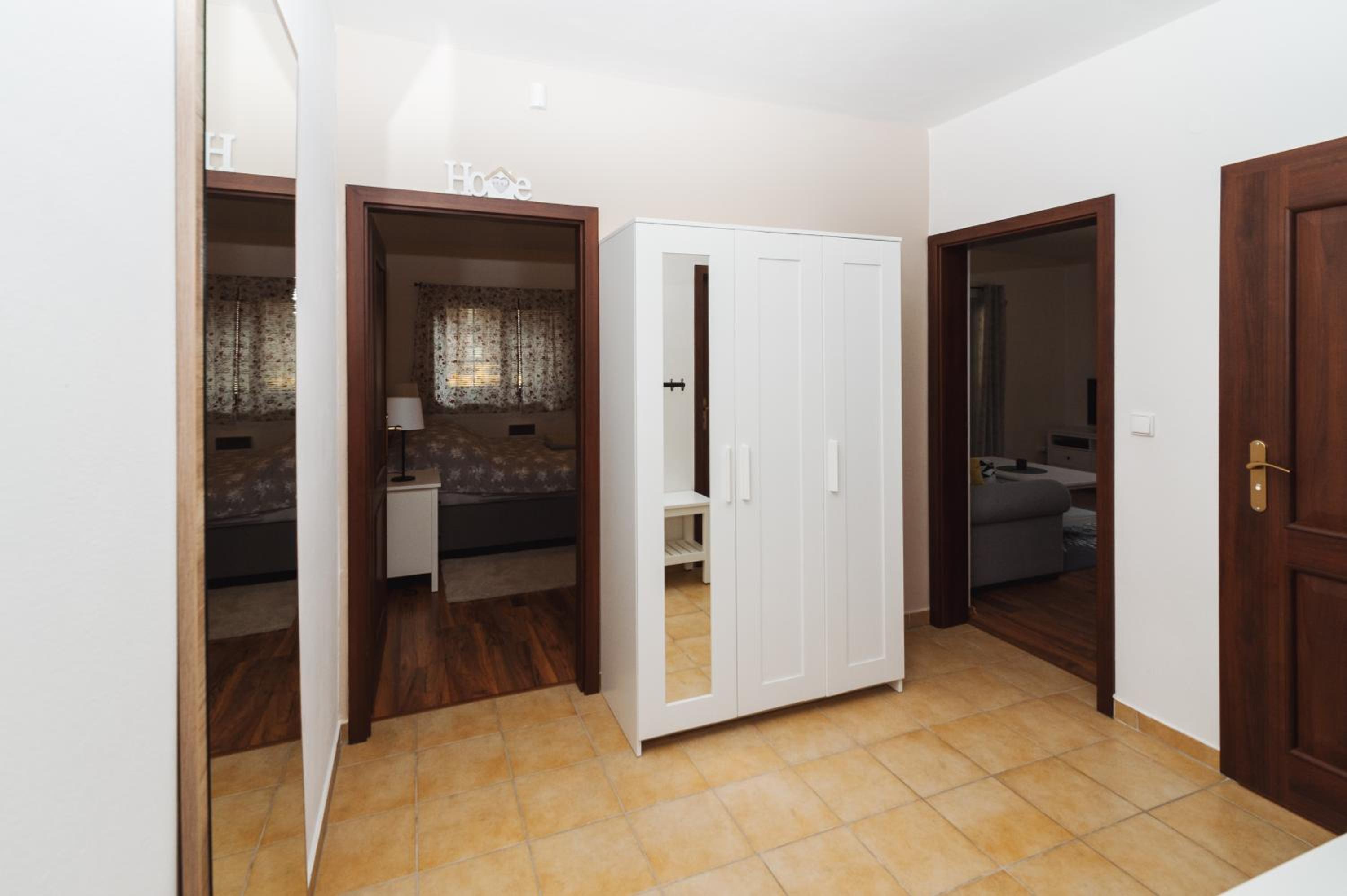 One-Bedroom Apartment - Photo 9