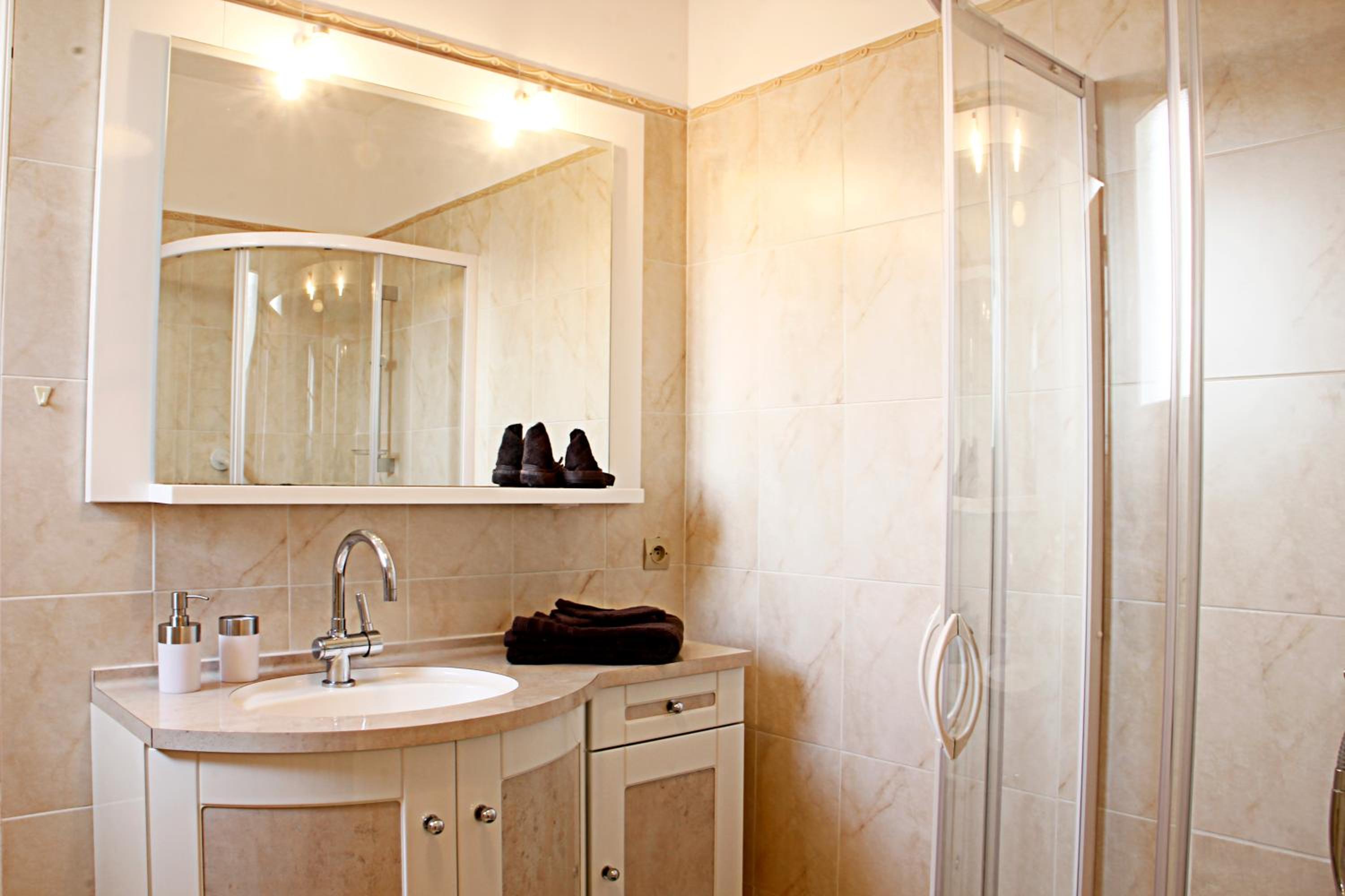 Double Room with Private Bathroom - Photo 4