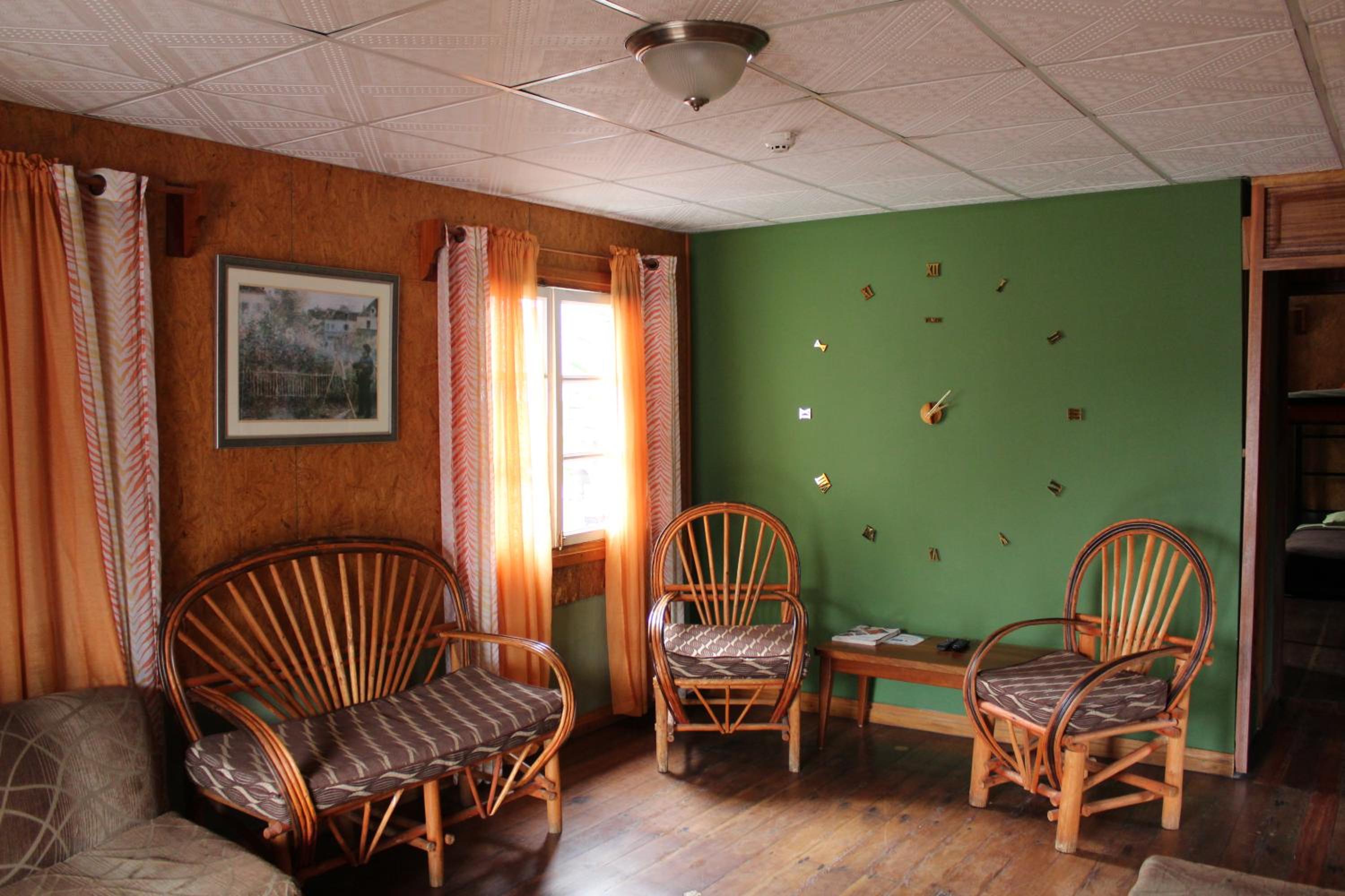 Family Room with Private Bathroom photo 2