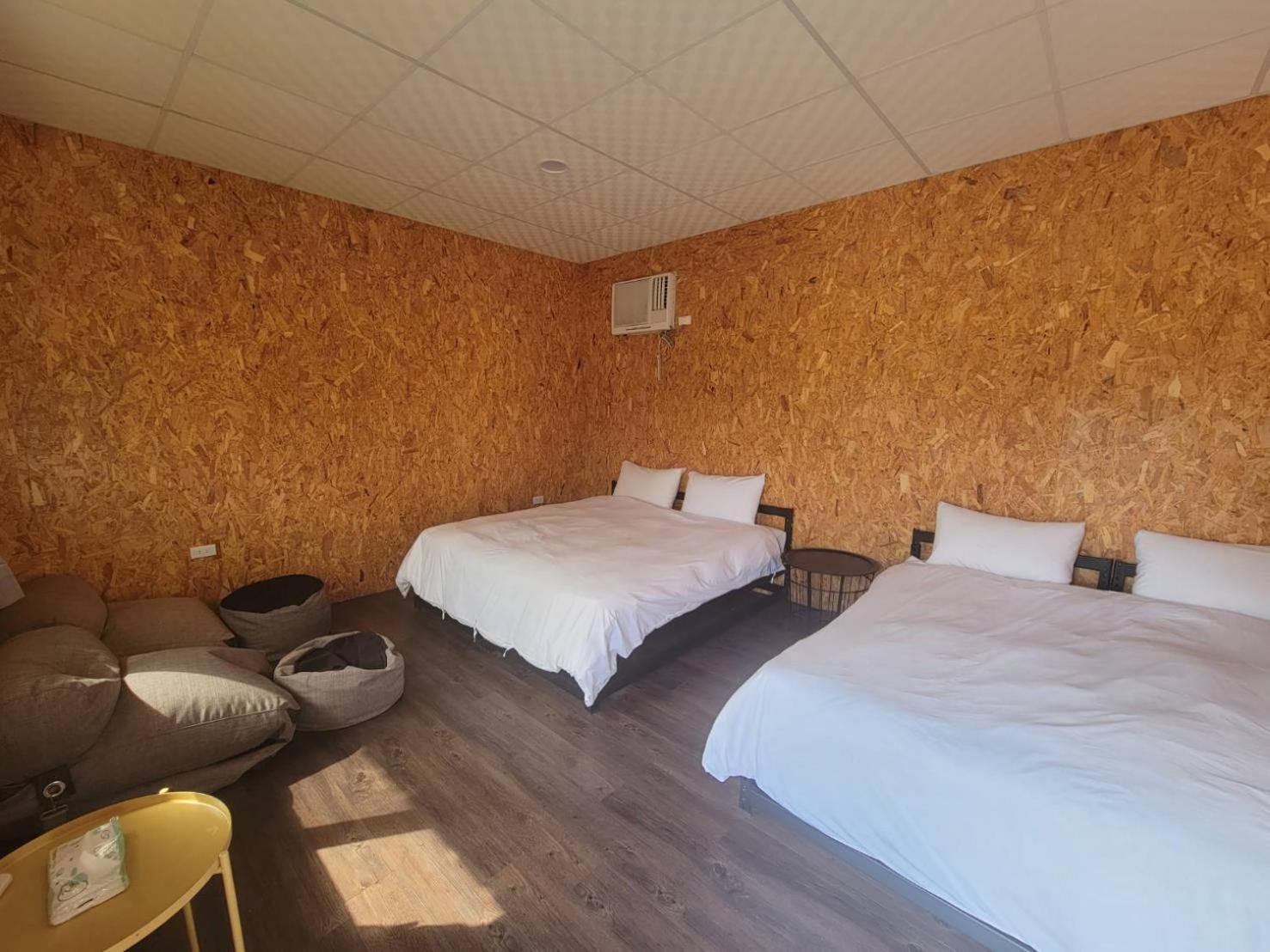 Queen Room with Two Queen Beds photo 3