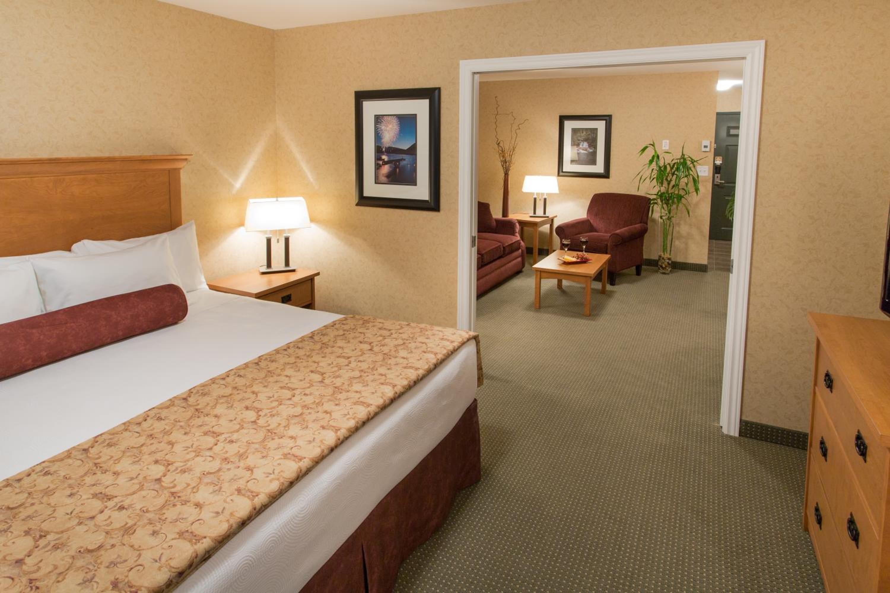 King Suite with Sofa Bed - Non-Smoking photo 3