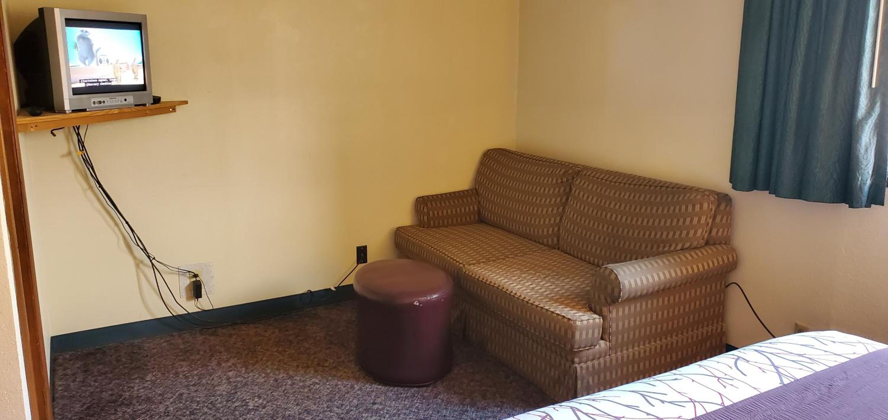 Family Room with Shared Bathroom photo 3