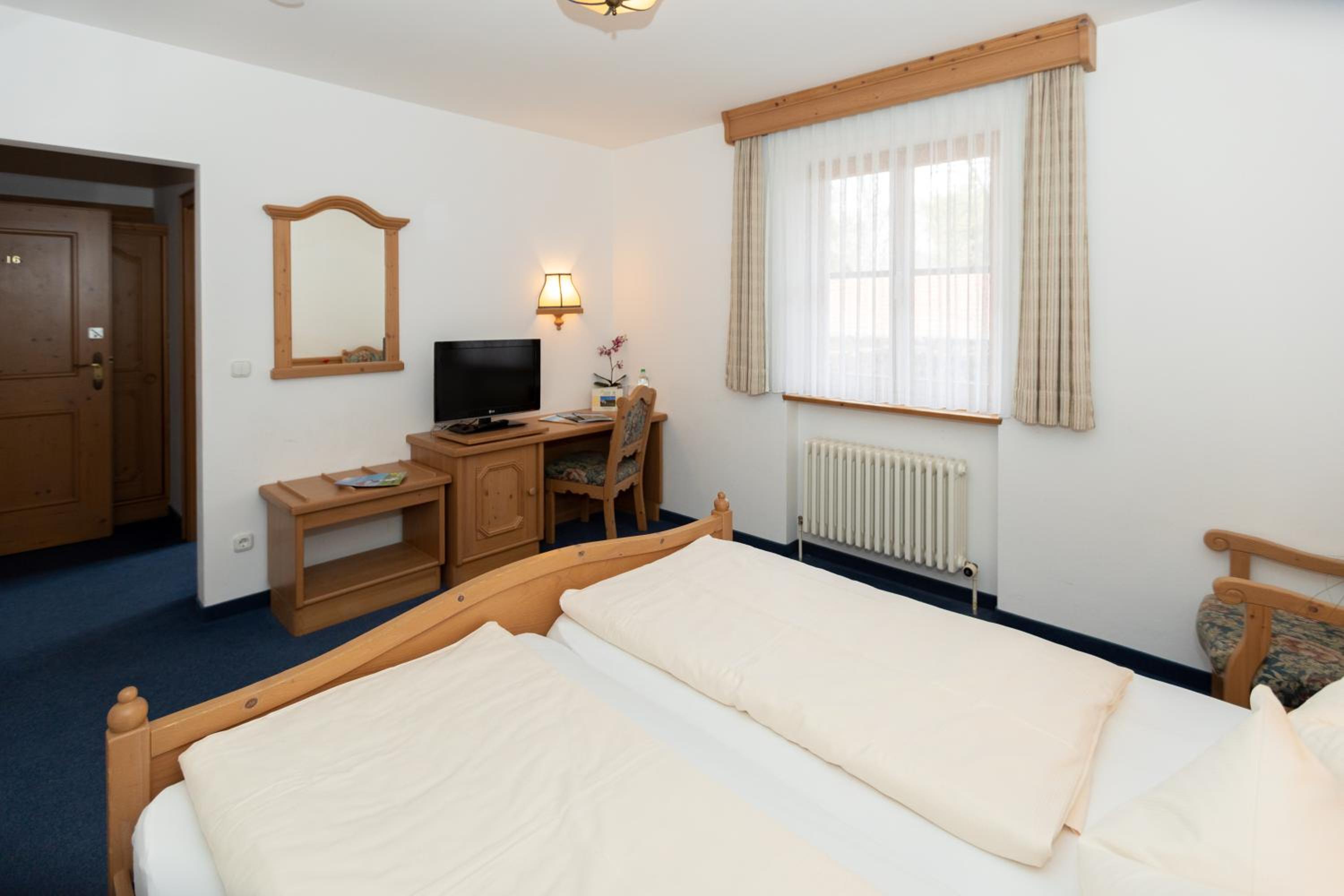 Budget Double Room - Photo 5