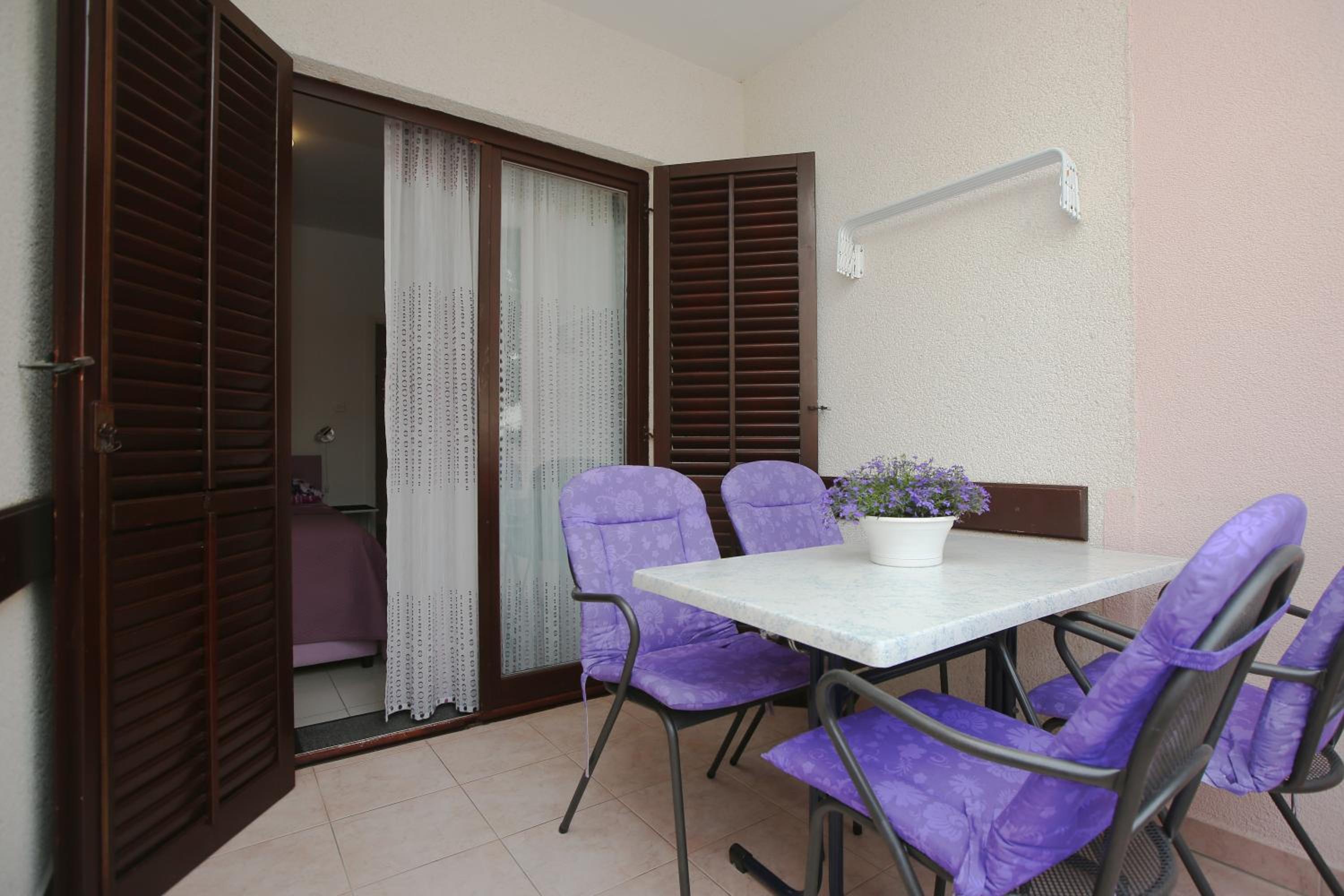 One-Bedroom Apartment with Balcony - Photo 6