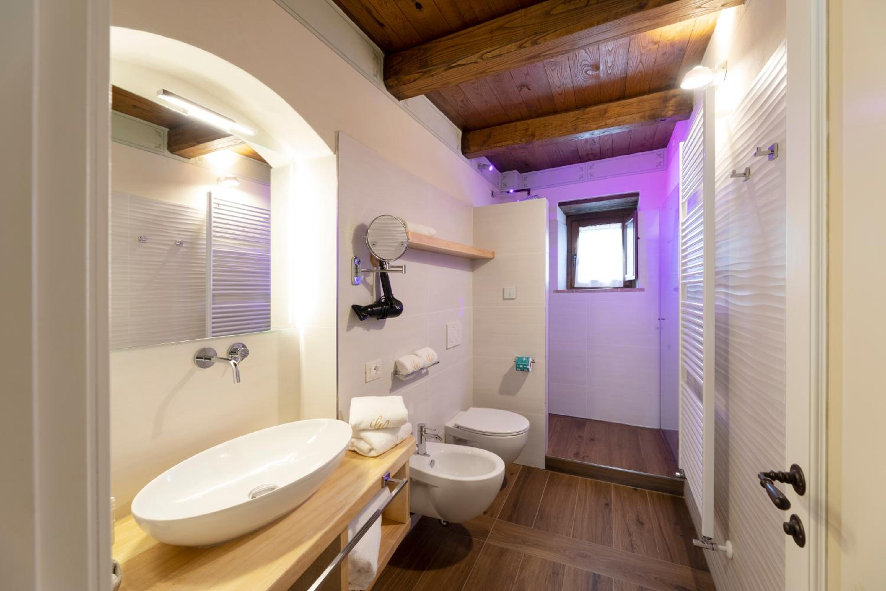 Deluxe King Room - Photo 3