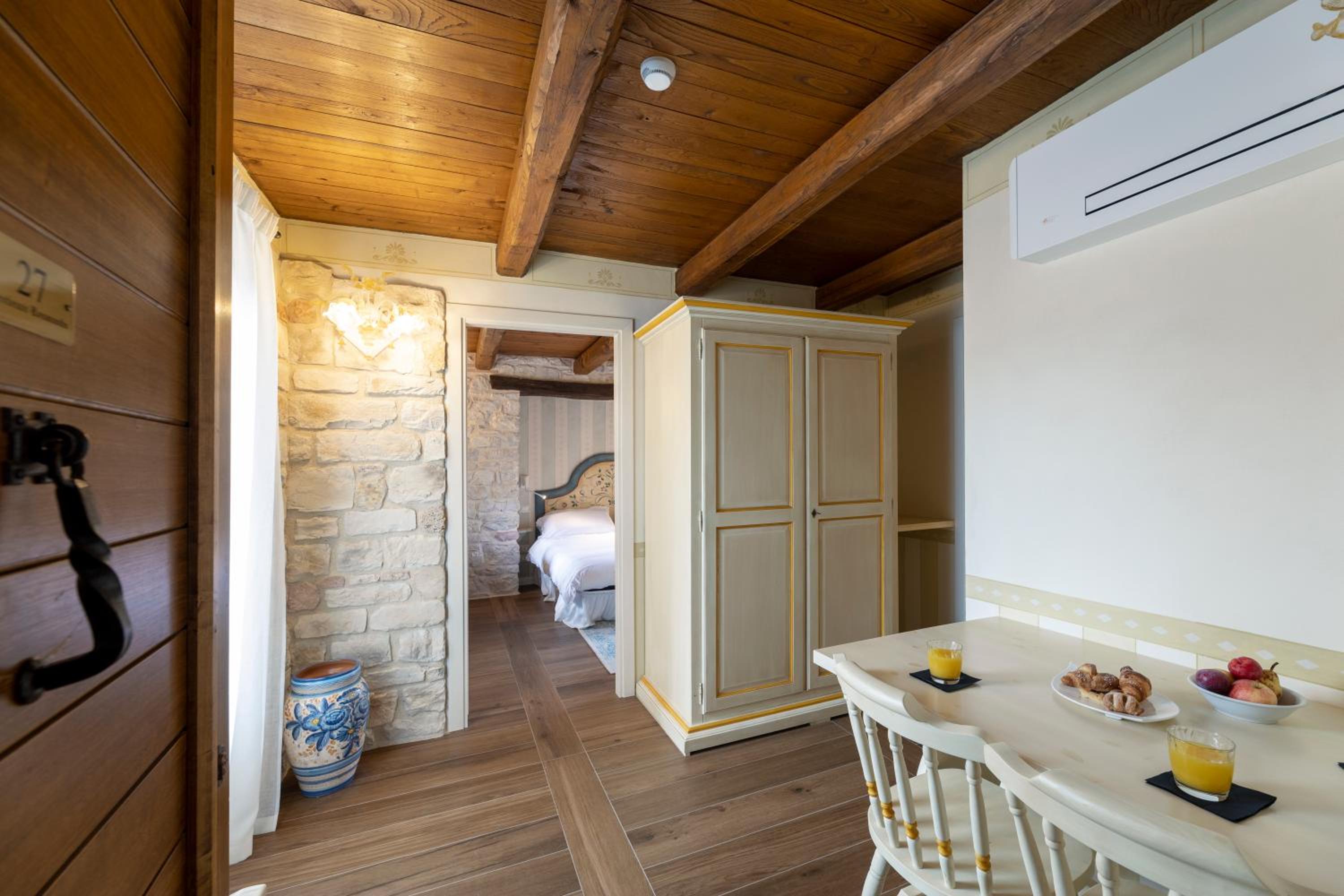 Deluxe King Room - Photo 1
