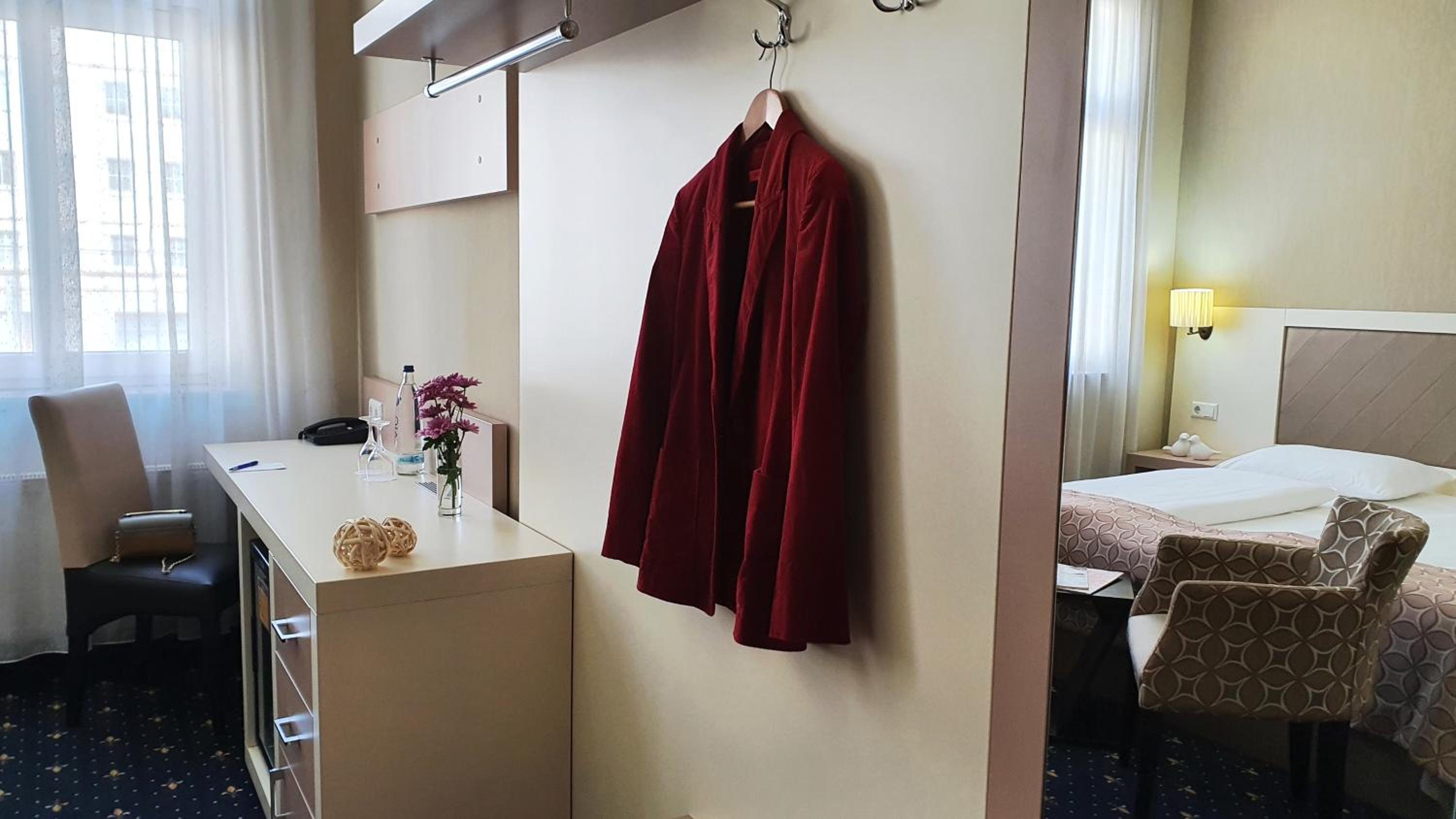 Standard Double Room - Photo 11