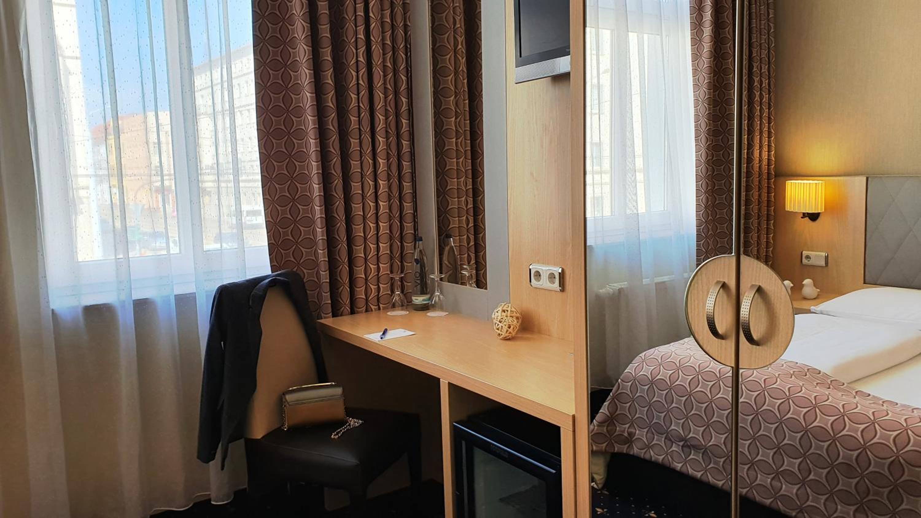 Standard Double Room - Photo 13