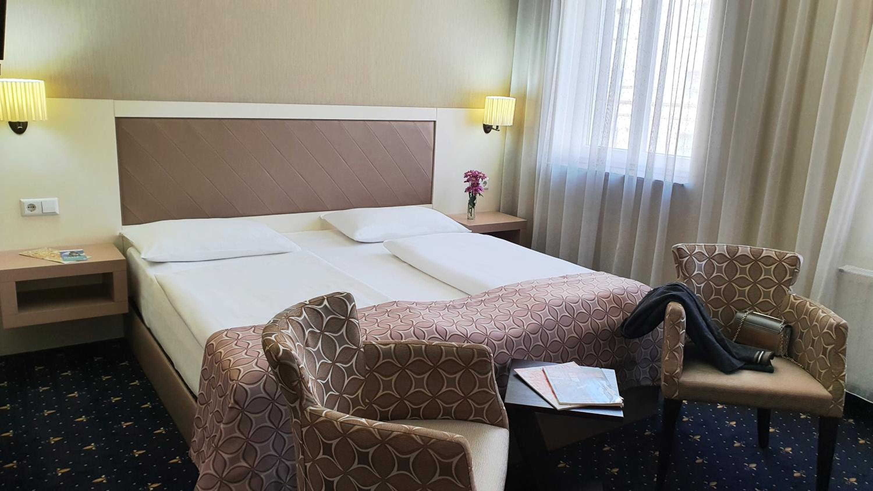 Standard Double Room - Photo 17