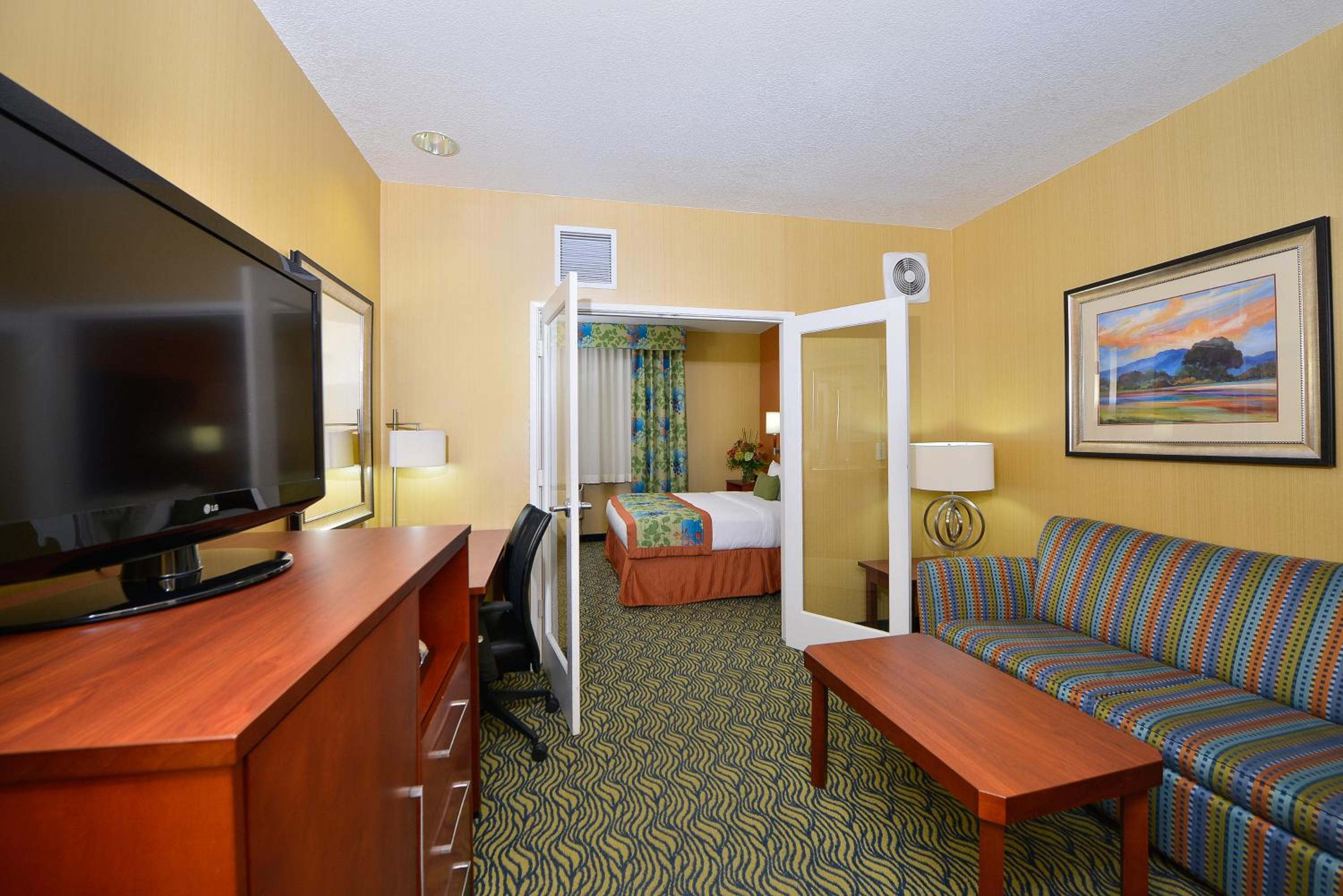 King Suite with Sofa Bed - Non-Smoking - Photo 3