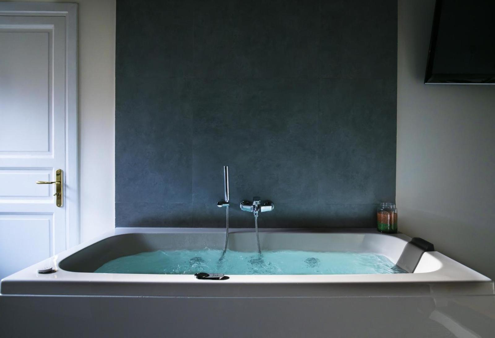 Double Room with Spa Bath photo 3