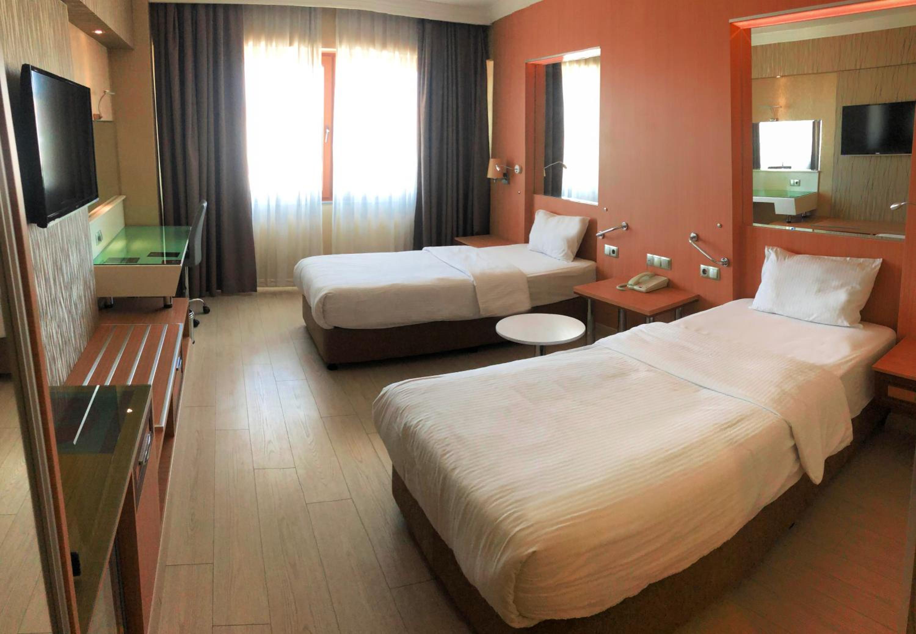 Standard Twin Room - Mobility Accessible