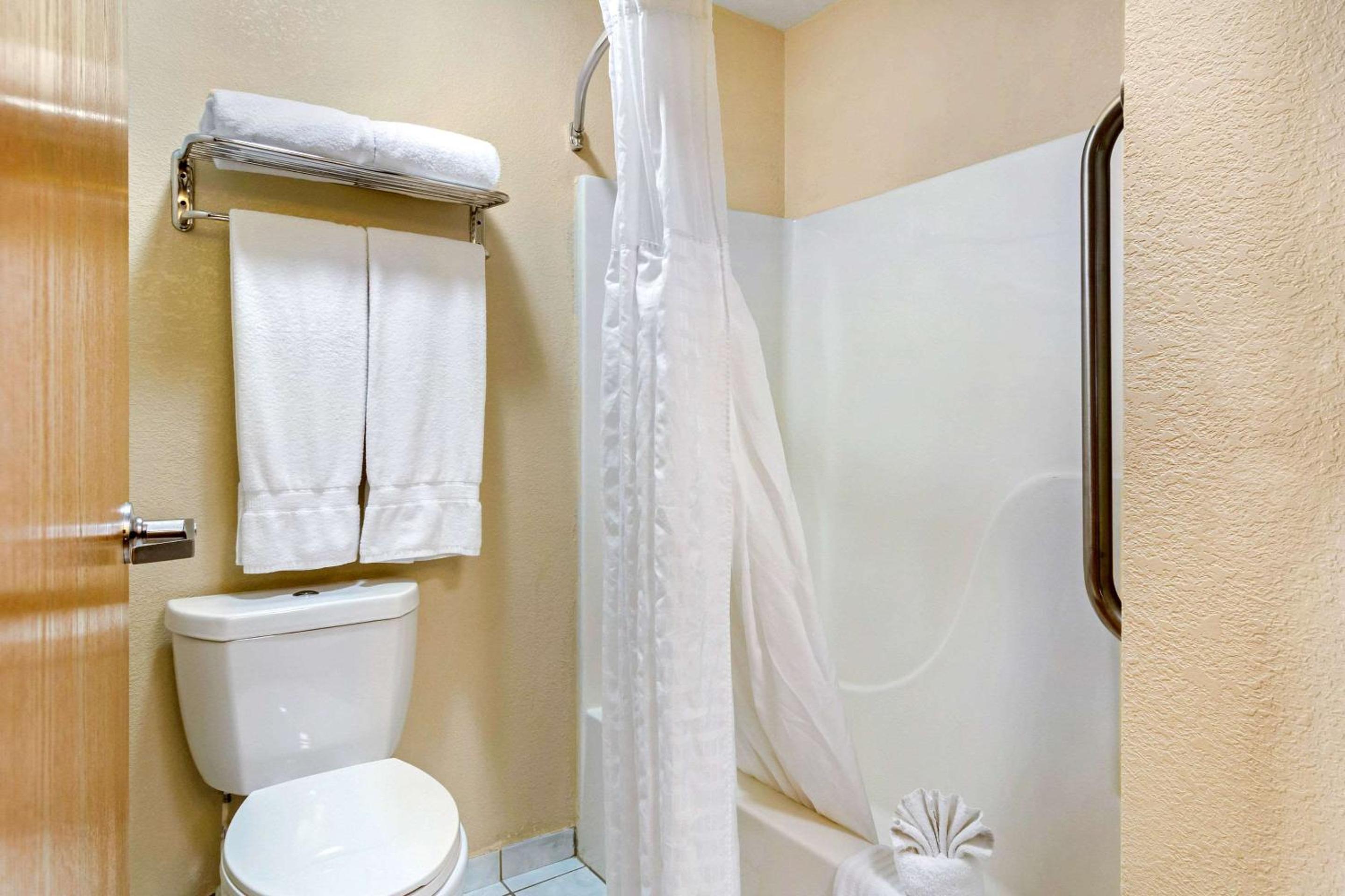 Queen Room with Two Queen Beds - Non-Smoking - Photo 2
