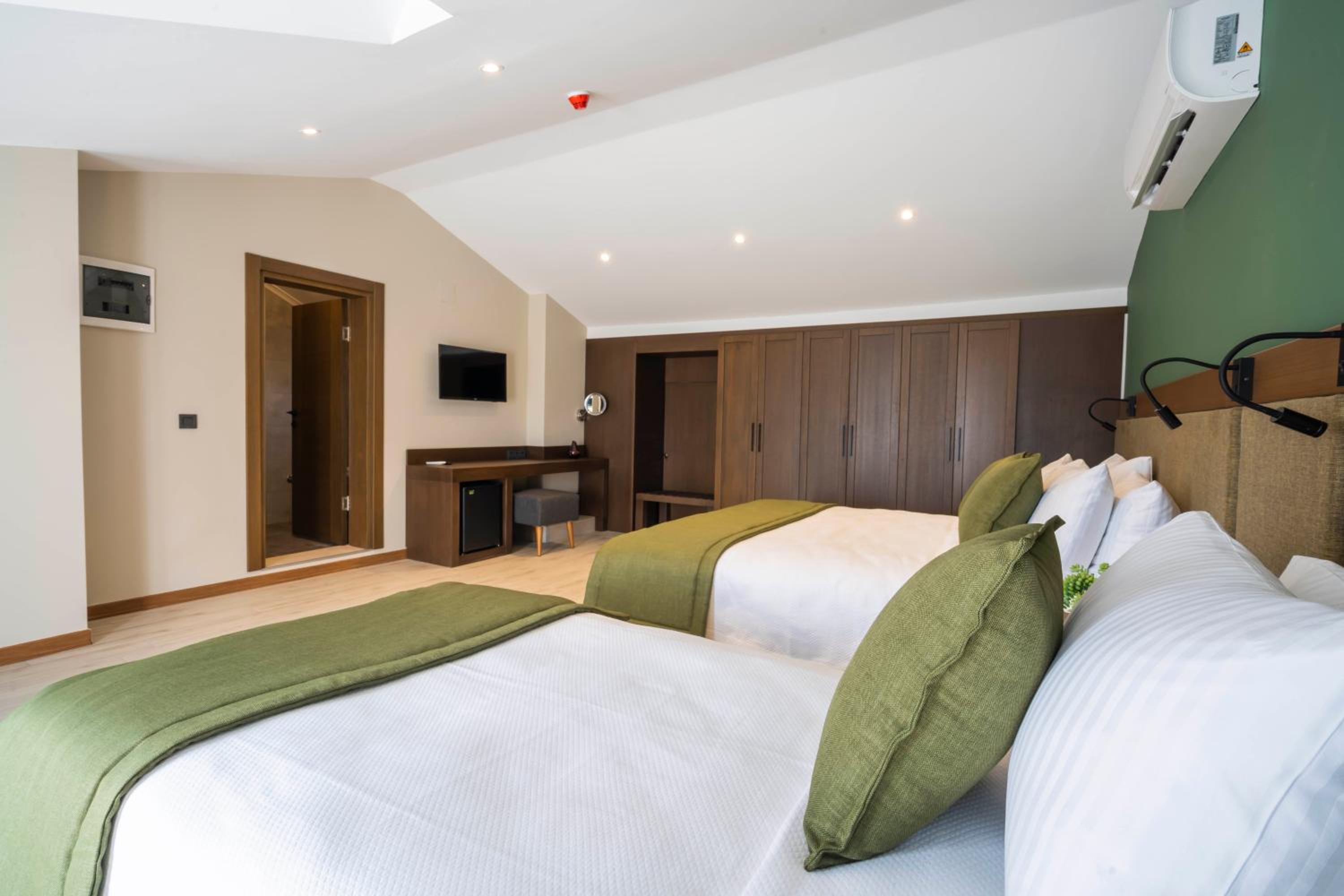 Deluxe Triple Room with Sea View - Photo 8