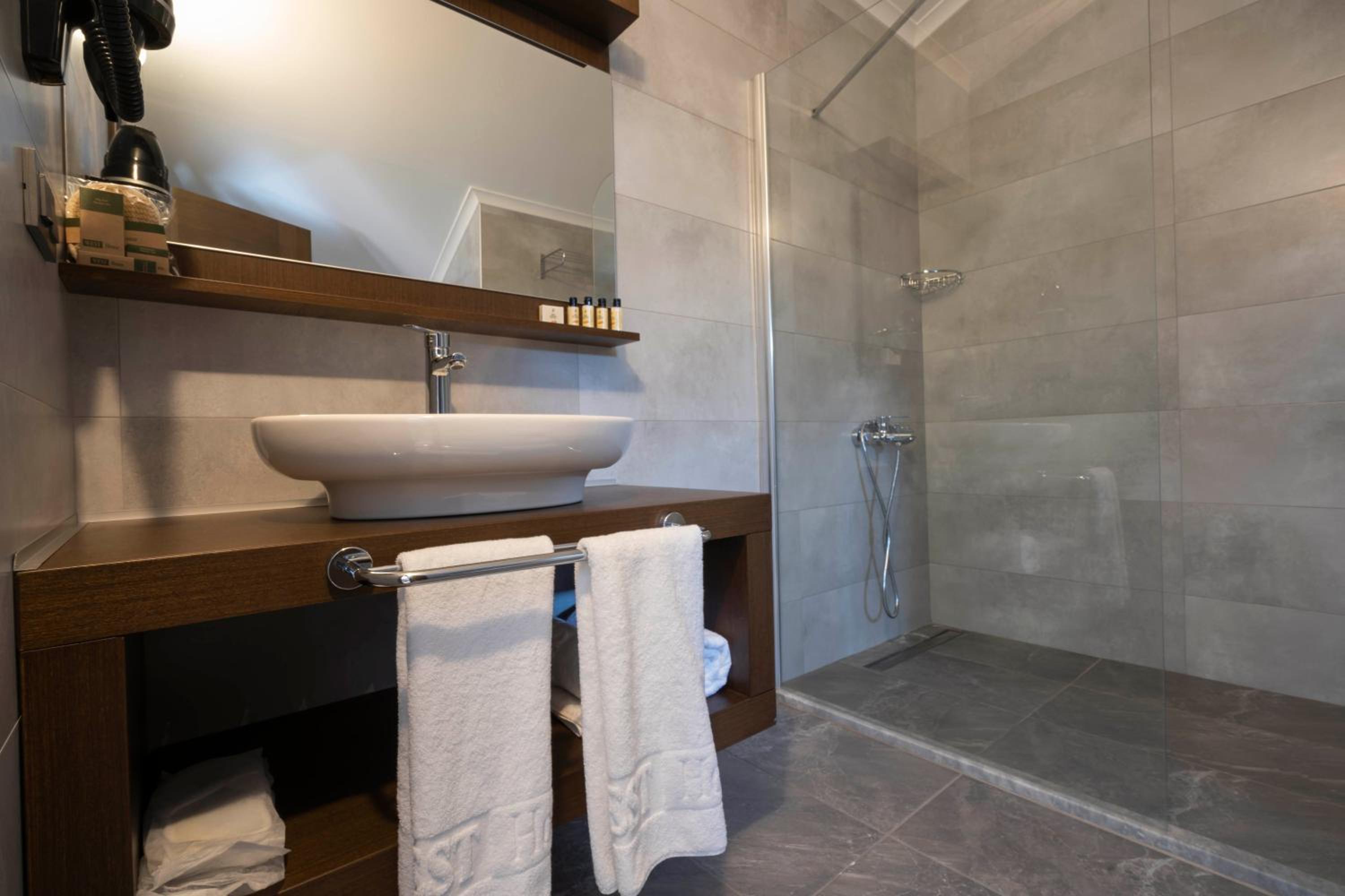 Deluxe Triple Room with Sea View - Photo 6
