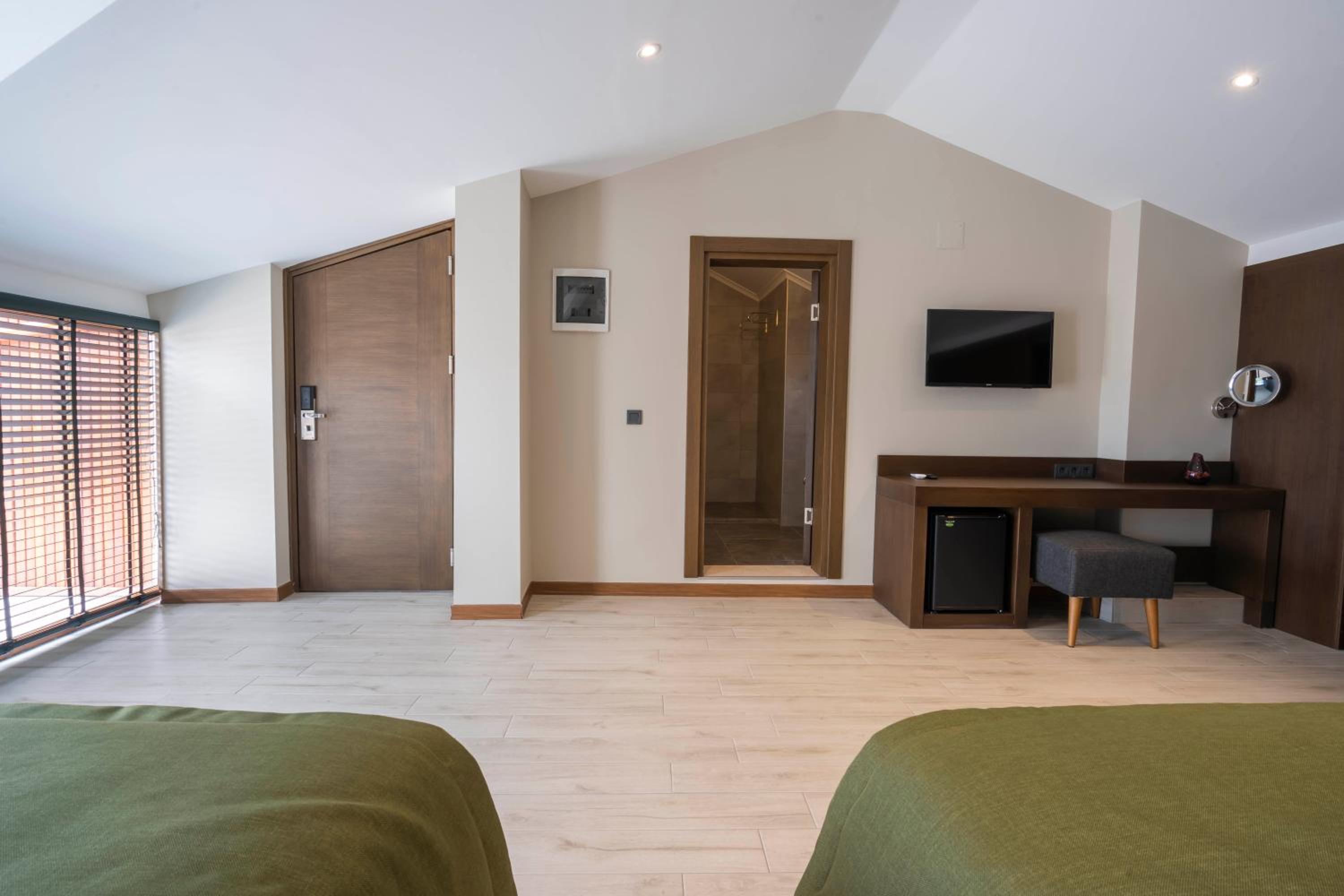 Deluxe Triple Room with Sea View - Photo 7
