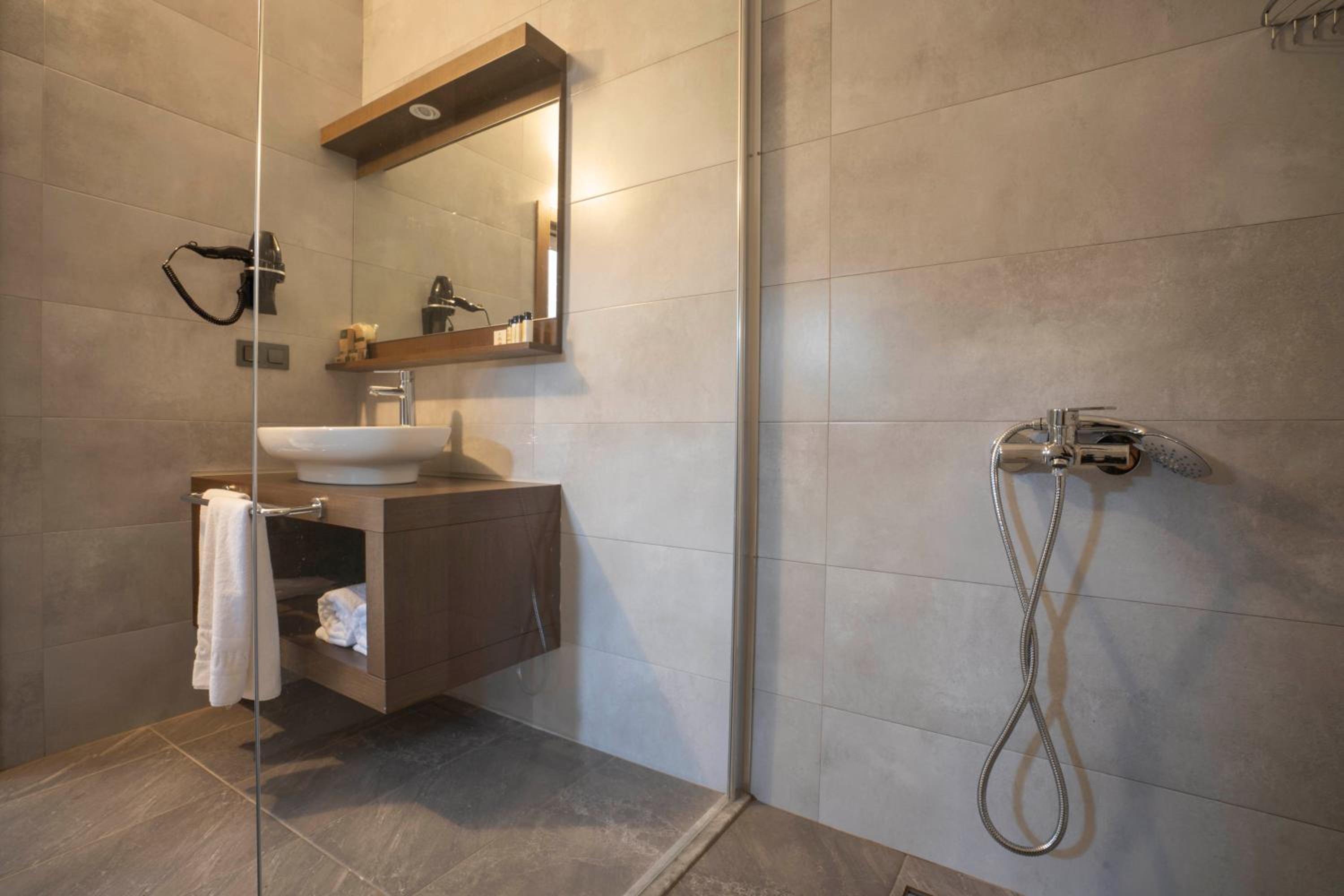 Deluxe Triple Room with Sea View - Photo 4