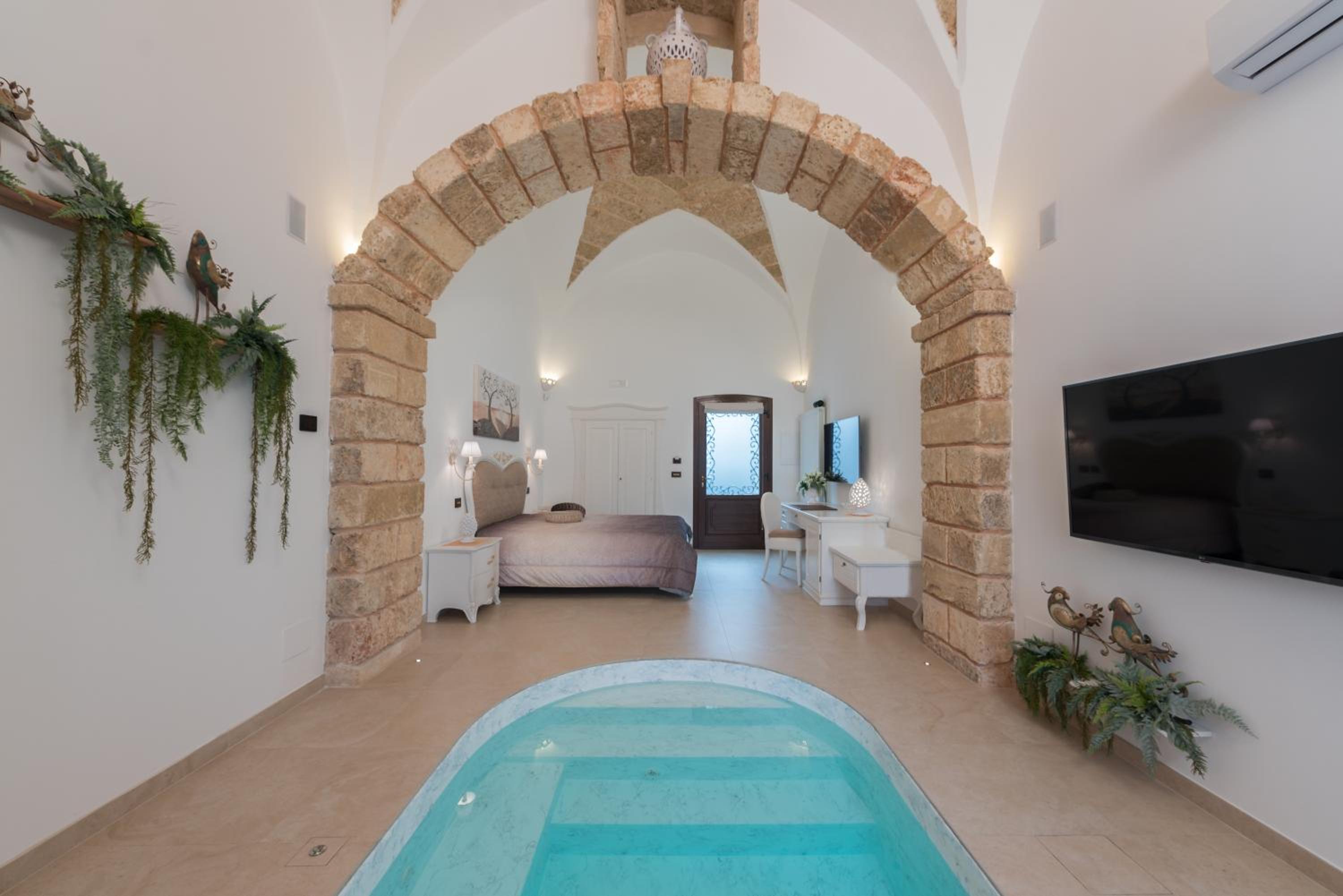 King Suite with Pool View - Photo 33