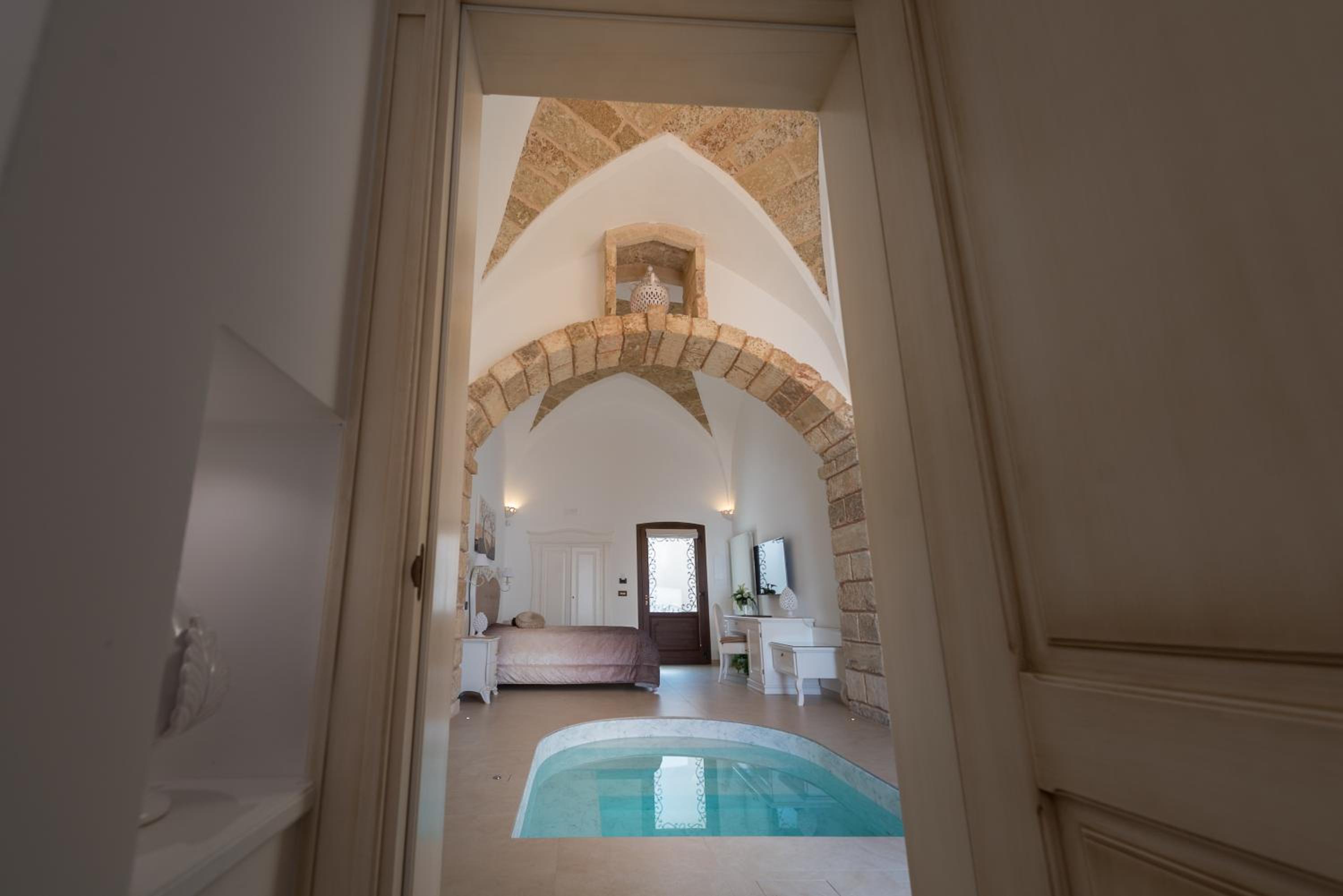 King Suite with Pool View - Photo 9