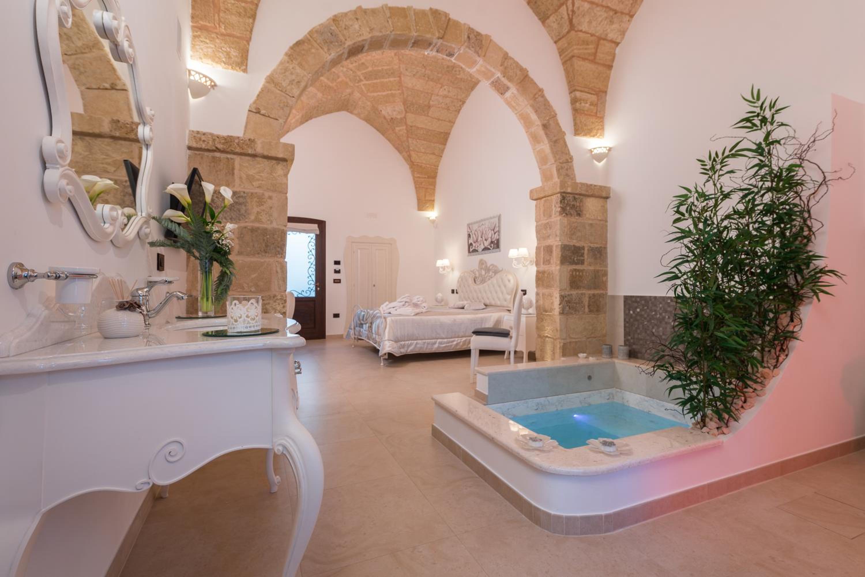 Queen Suite with Pool View - Photo 9