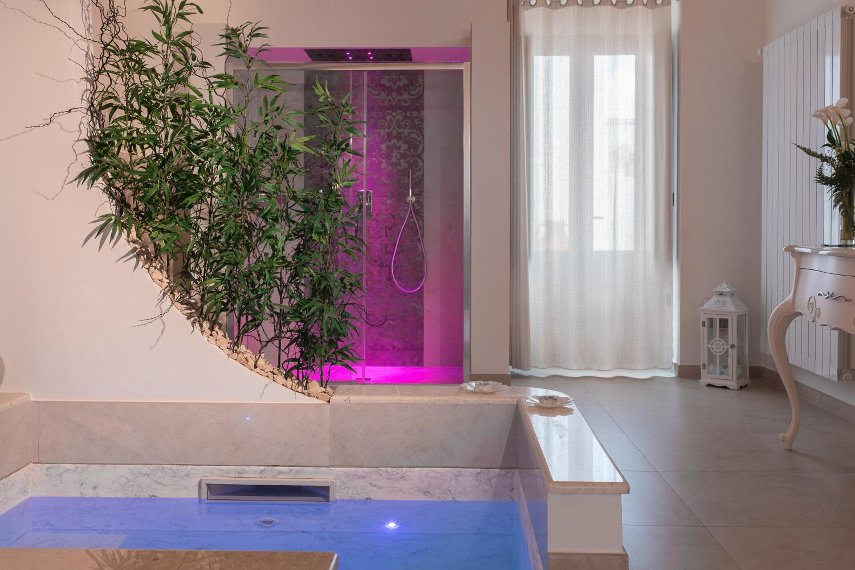 Queen Suite with Pool View - Photo 6