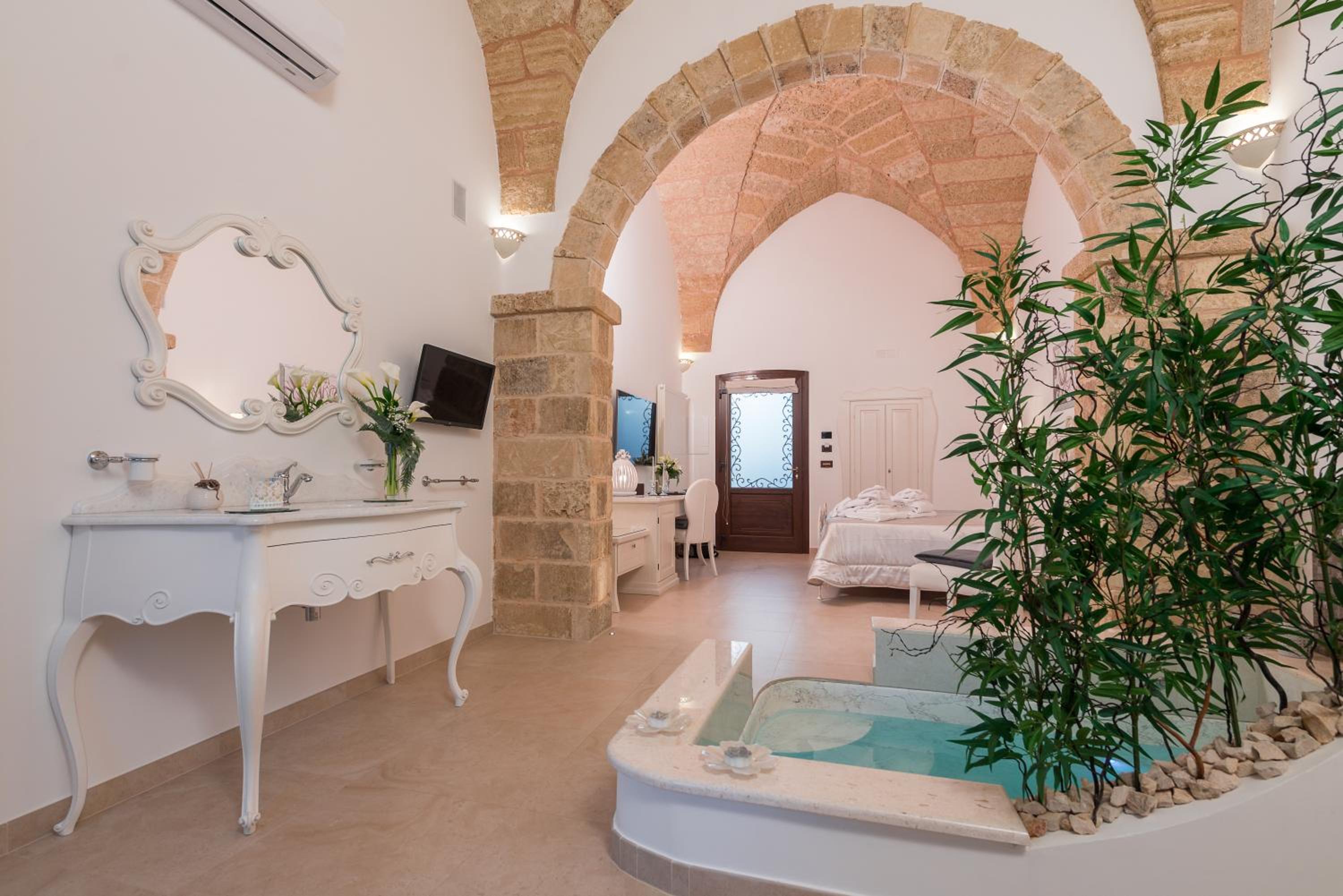Queen Suite with Pool View - Photo 5
