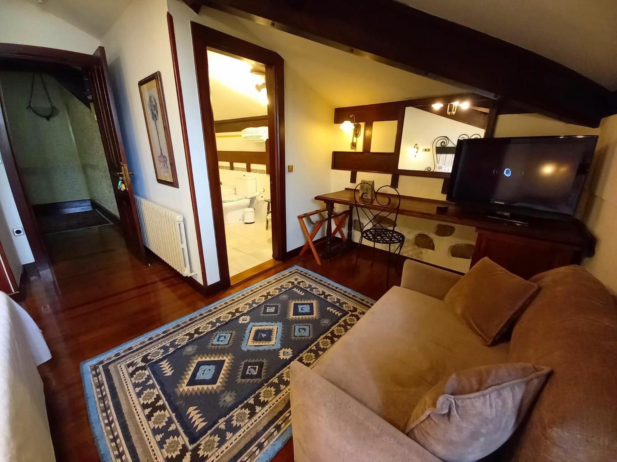 Double Room - Photo 14