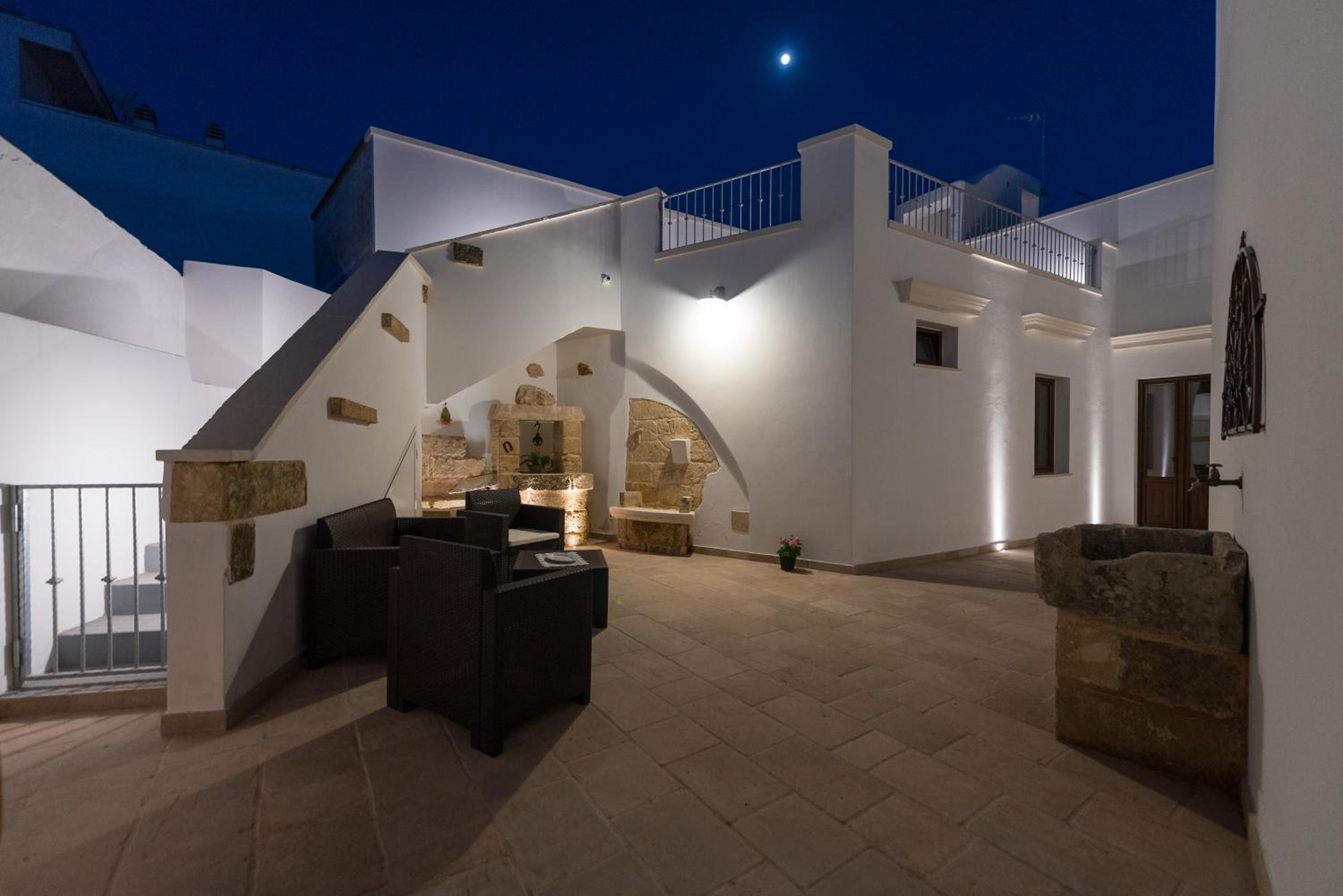 King Suite with Pool View - Photo 18