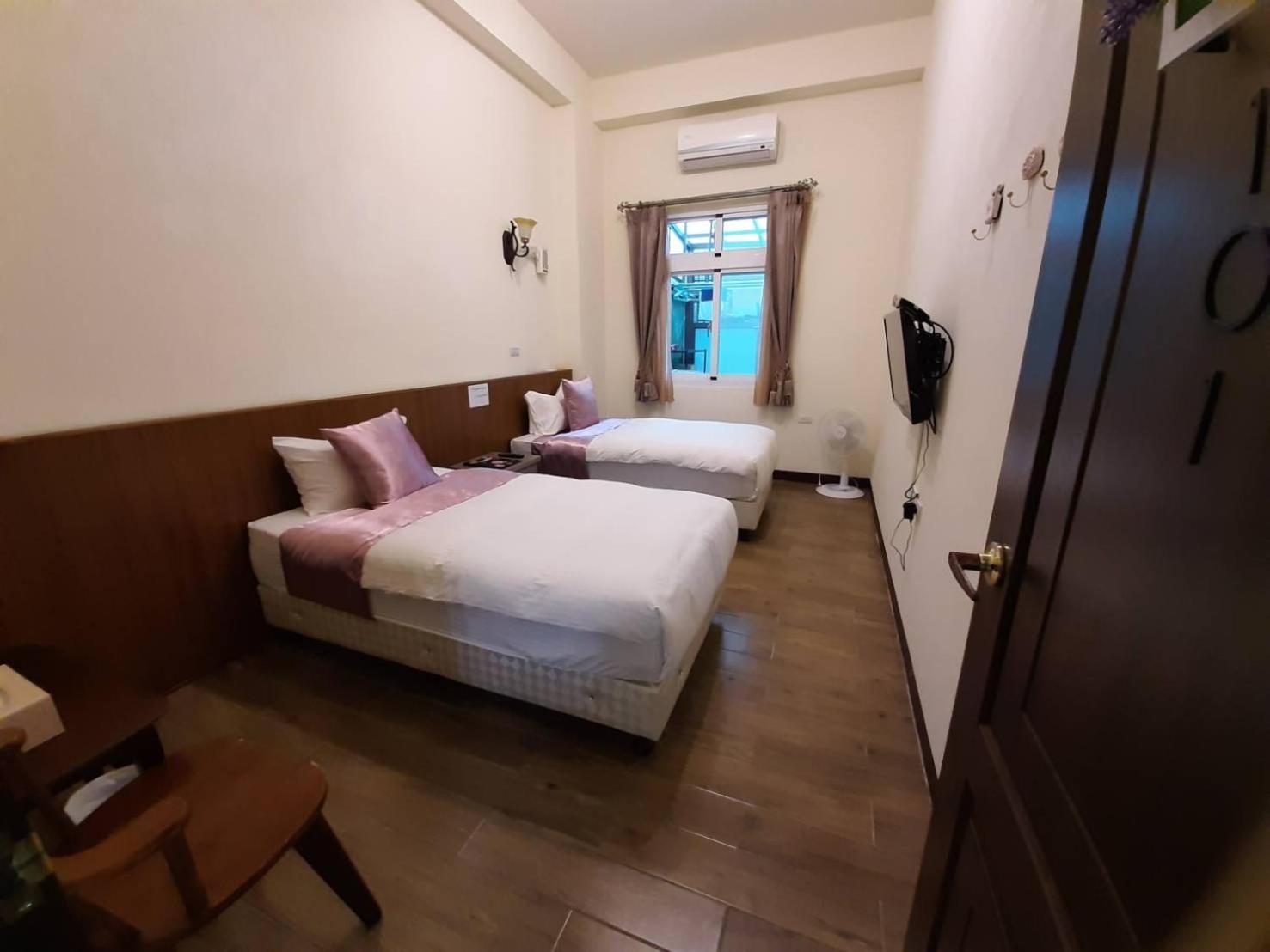 Double or Twin Room with Shared Bathroom photo 1