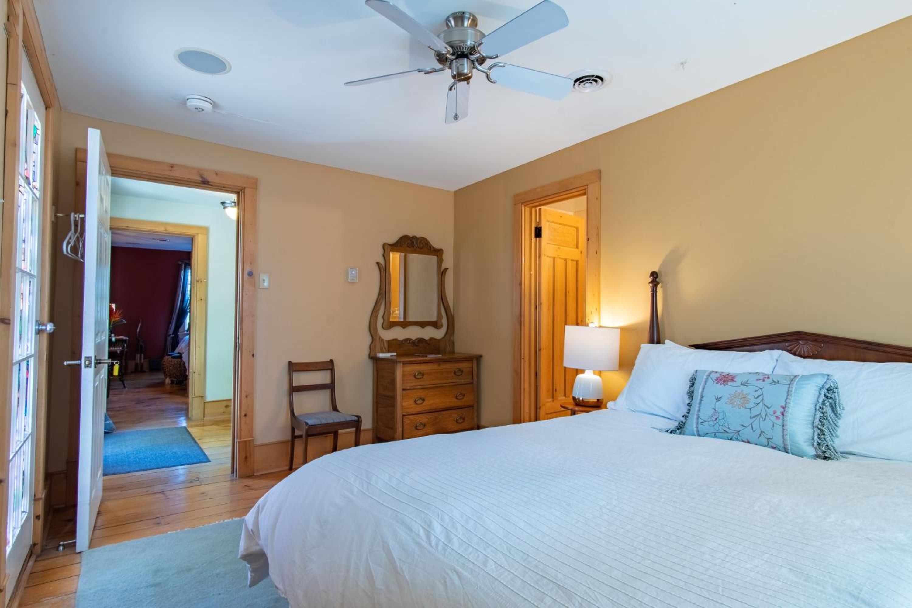 Queen Room photo 2