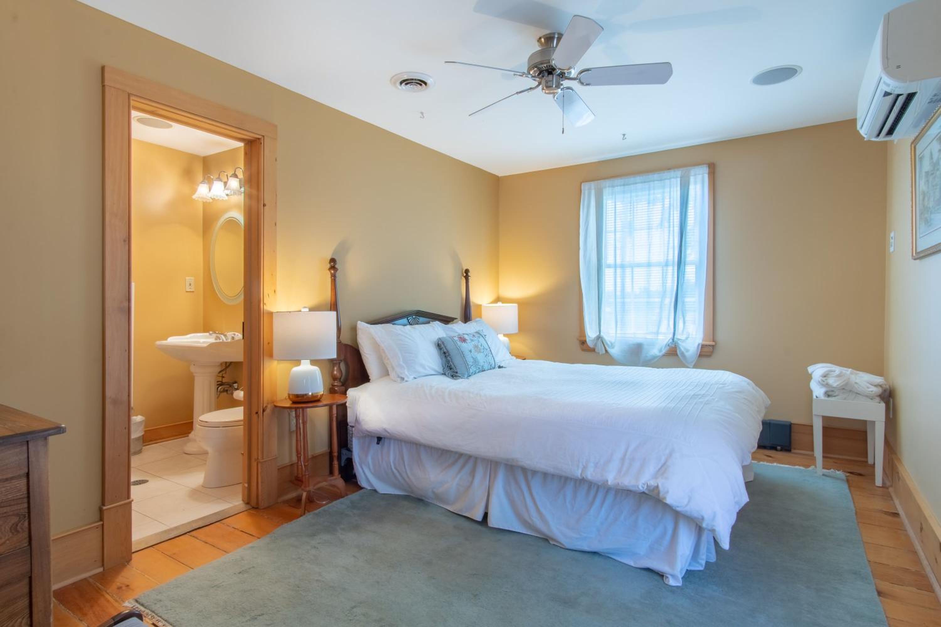 Queen Room photo 1