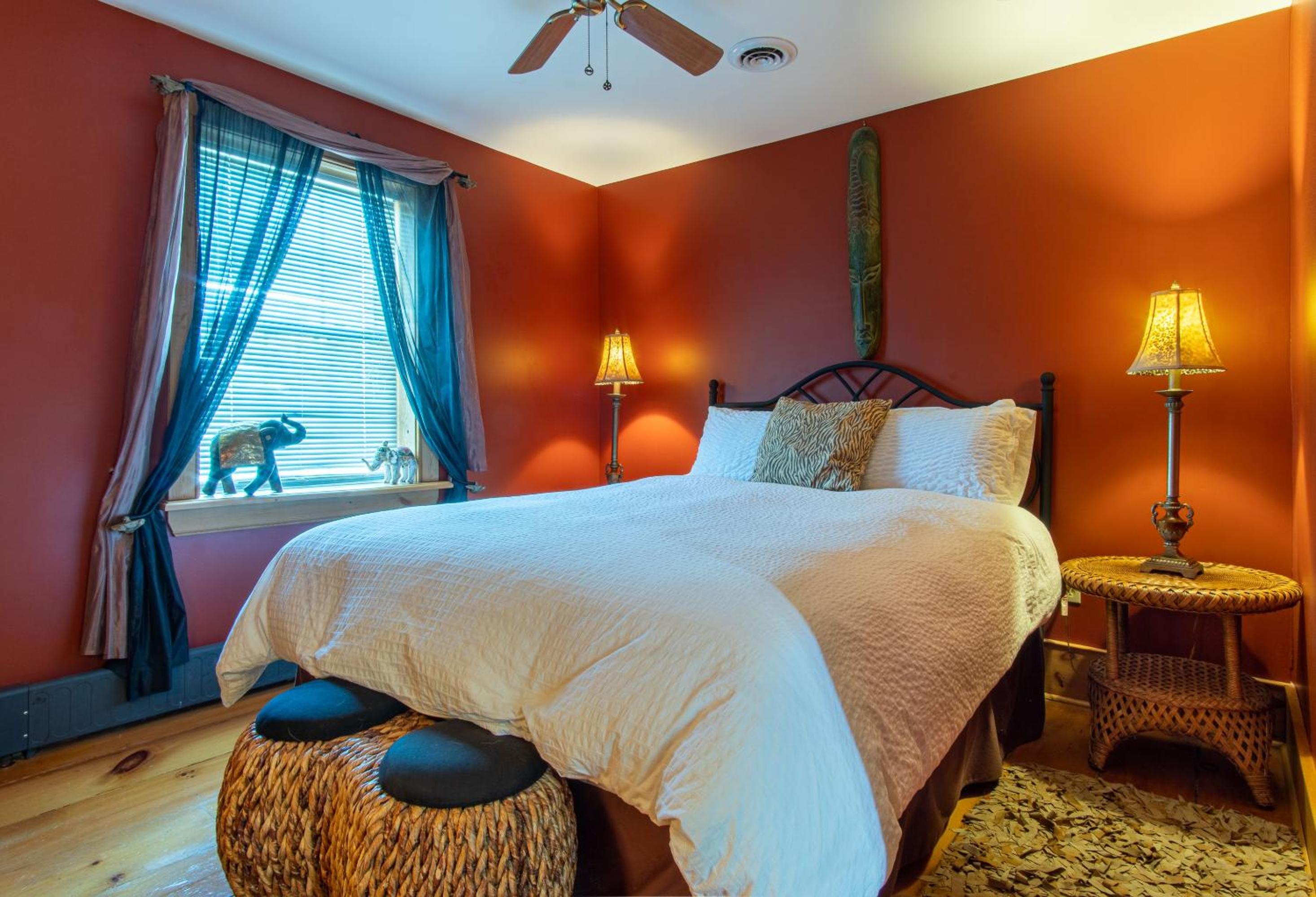 Queen Room photo 2