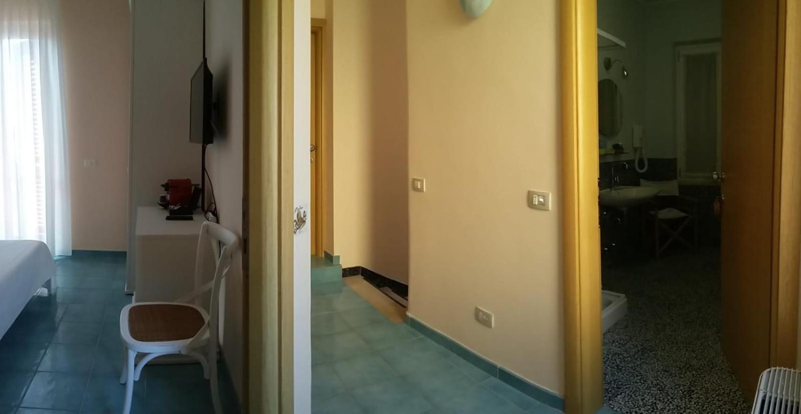 Double Room with Private External Bathroom - Photo 4