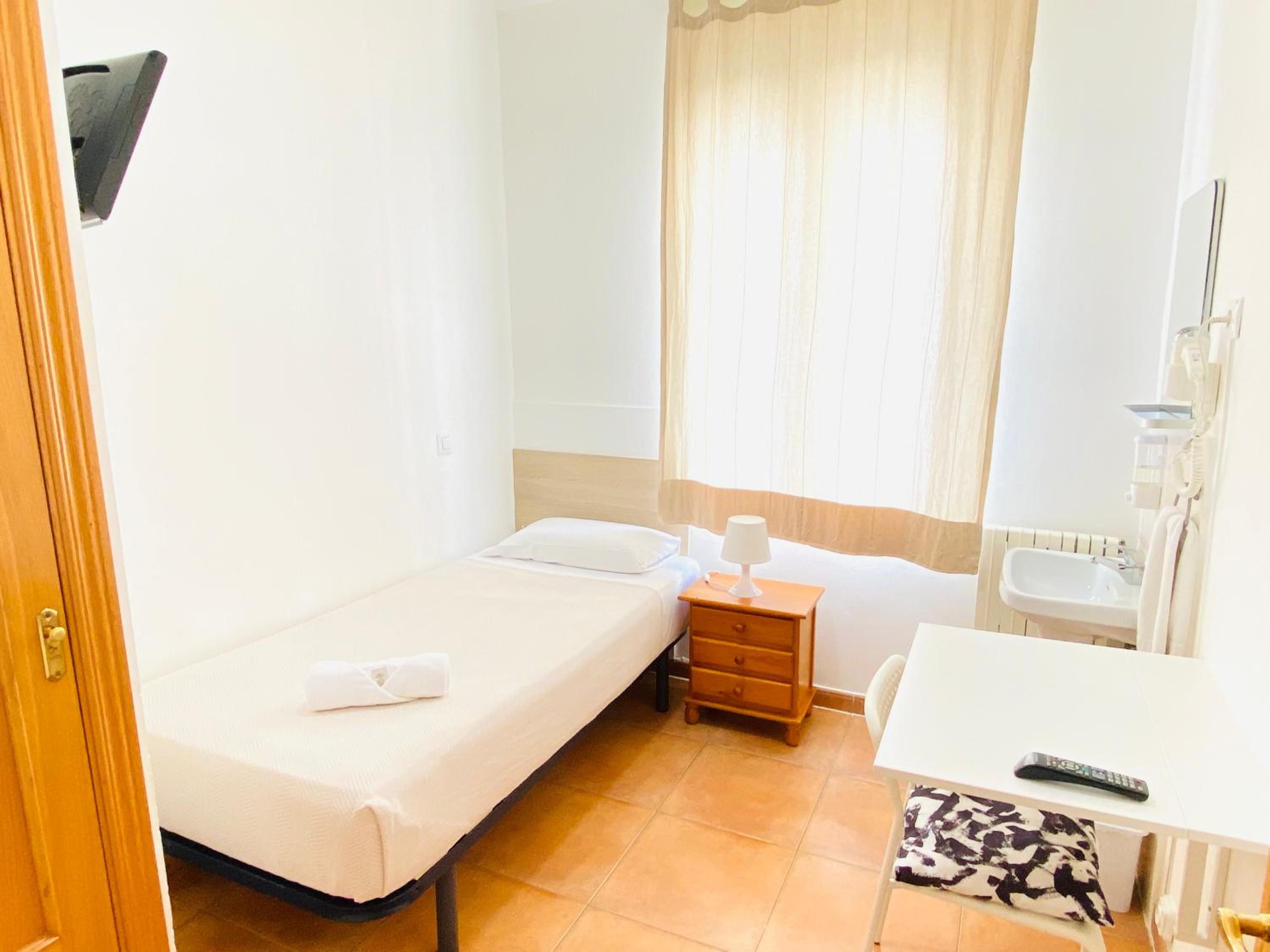 Single Room with Shared Bathroom photo 3