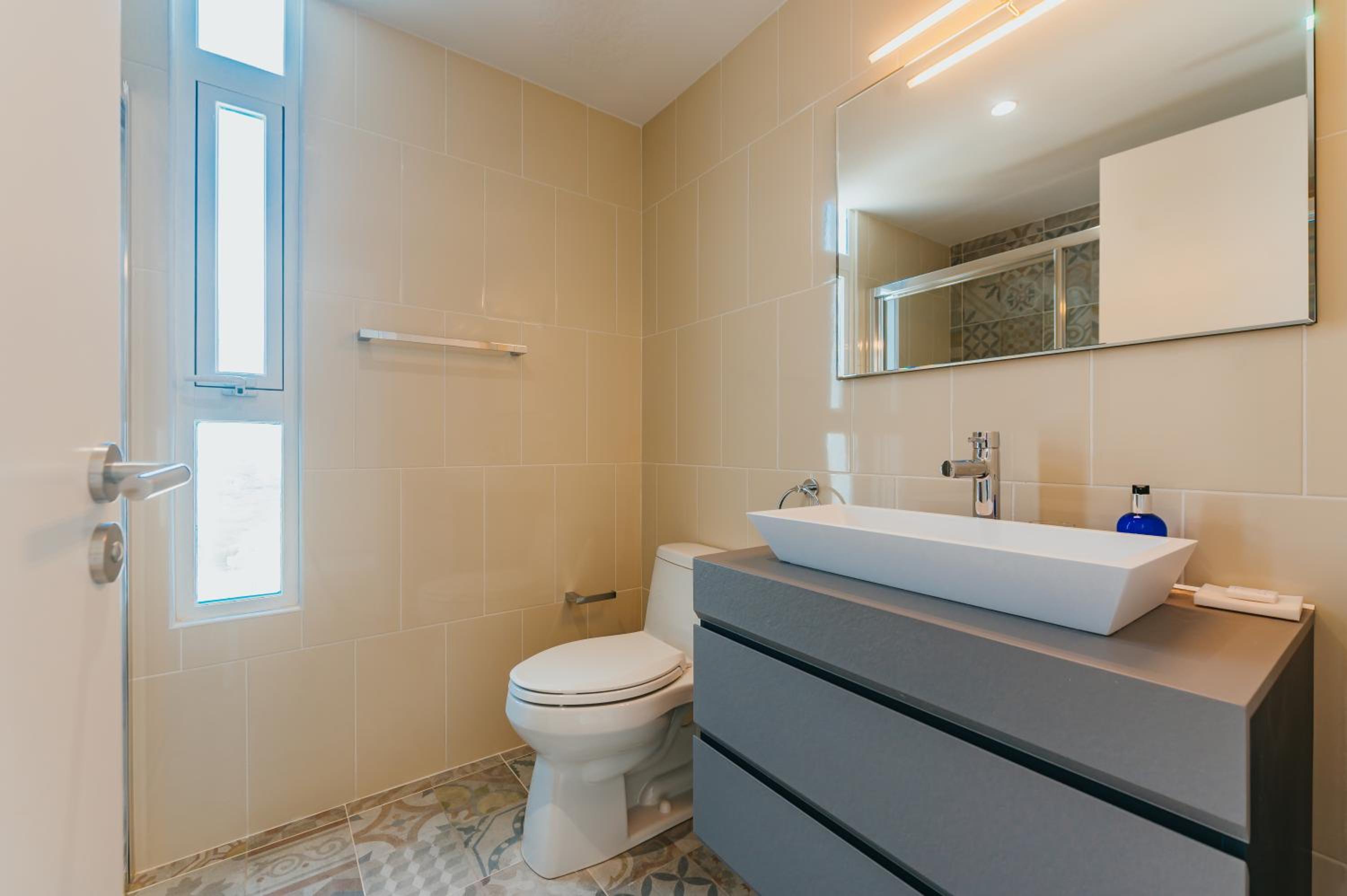 Three-Bedroom Premium Suite with Island View photo 2