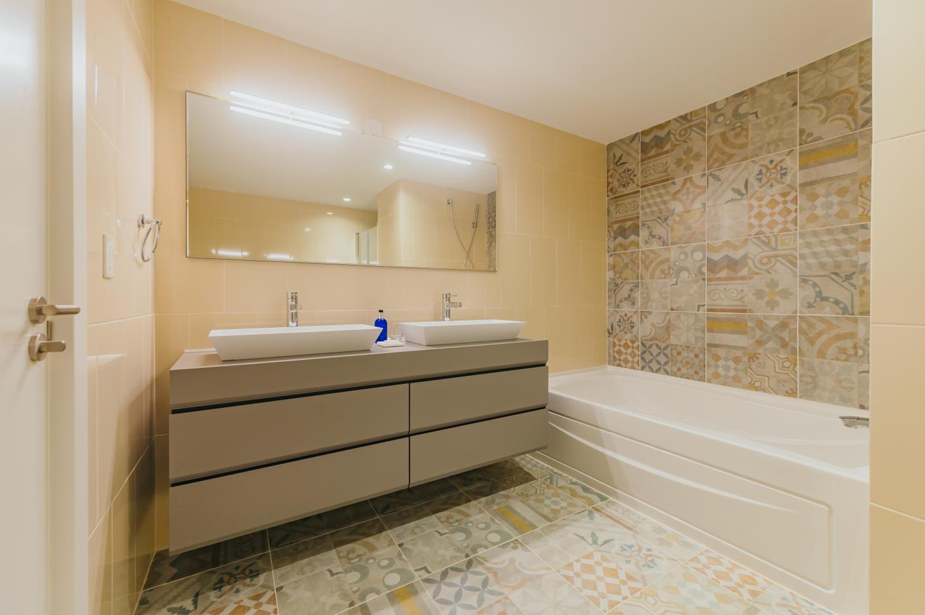 Three-Bedroom Premium Suite with Island View photo 3