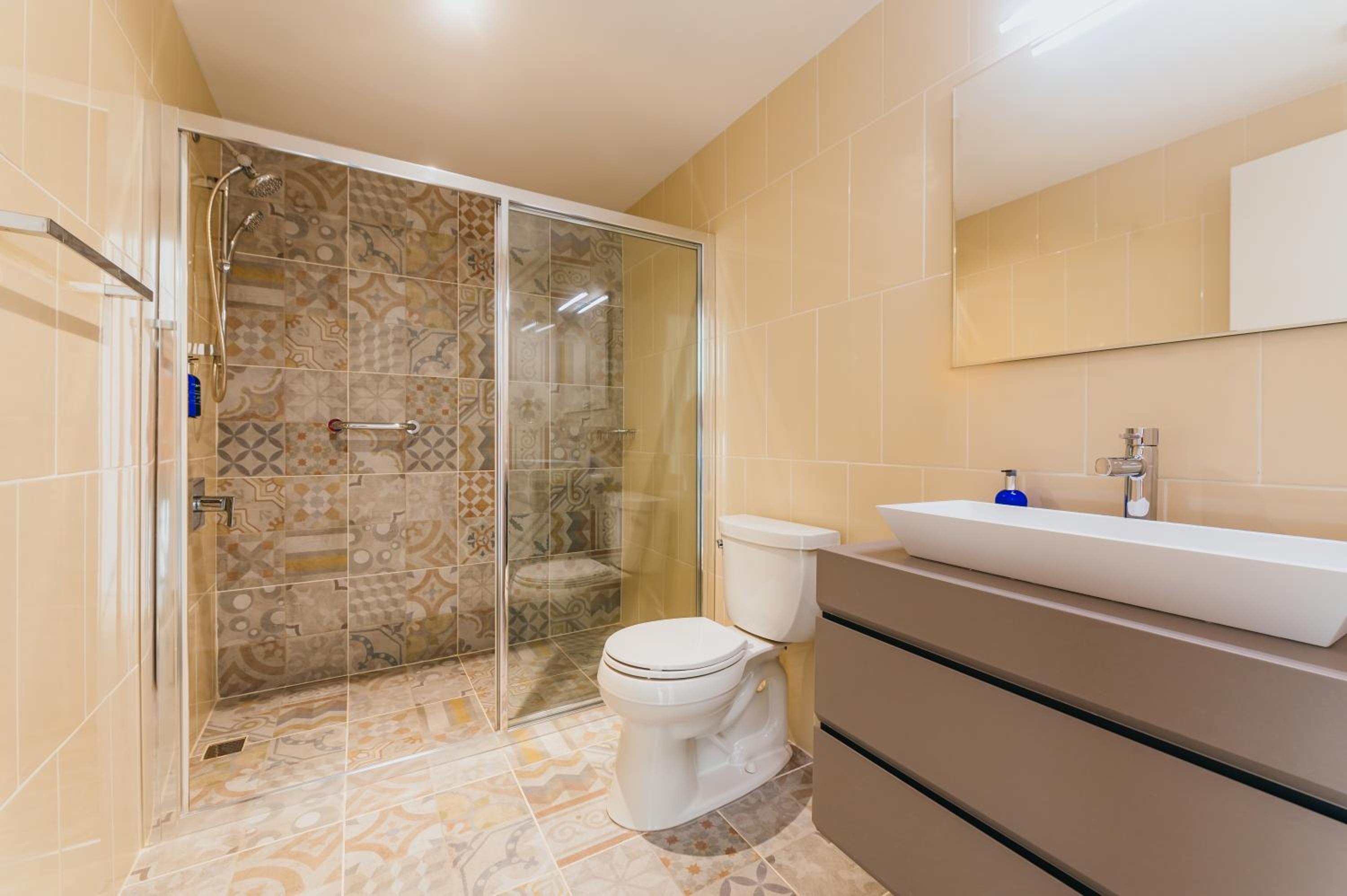 One-Bedroom King Suite with Pool View - Non-Smoking - Photo 7