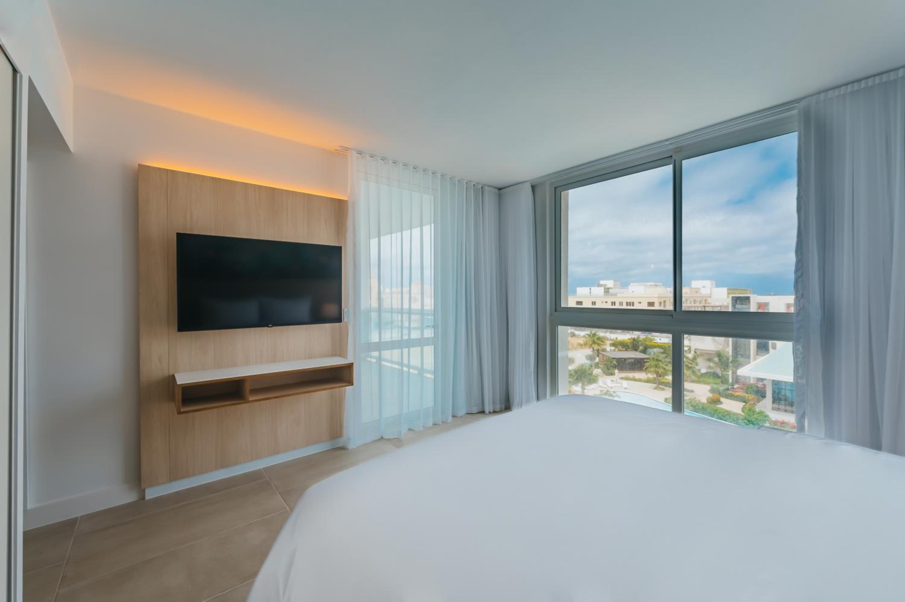 One-Bedroom King Suite with Pool View - Non-Smoking - Photo 1