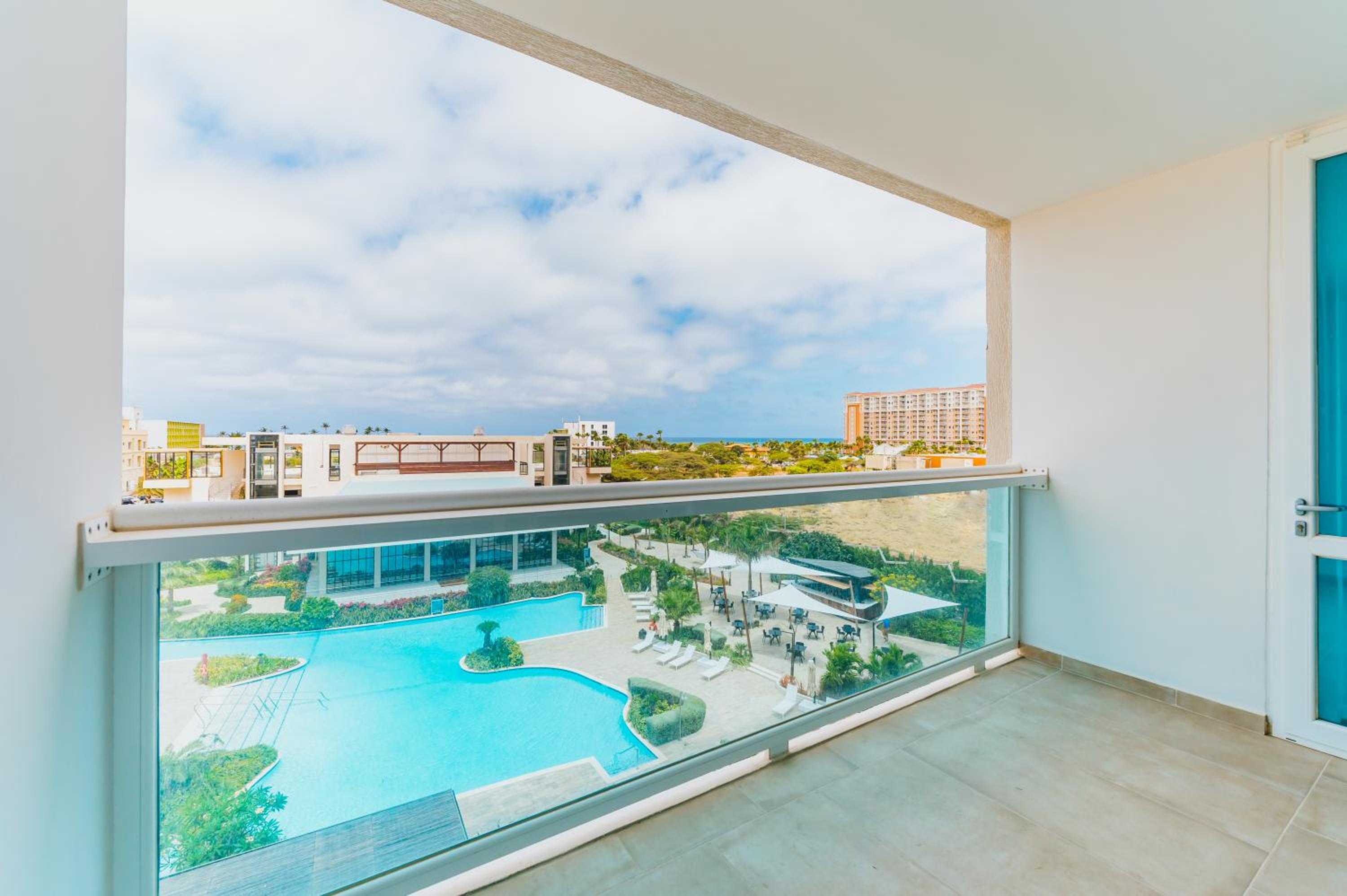 One-Bedroom King Suite with Pool View - Non-Smoking - Photo 4