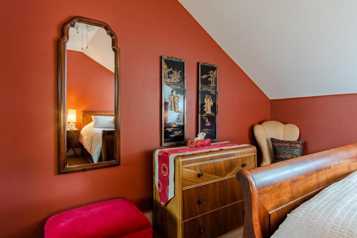 Queen Room photo 2