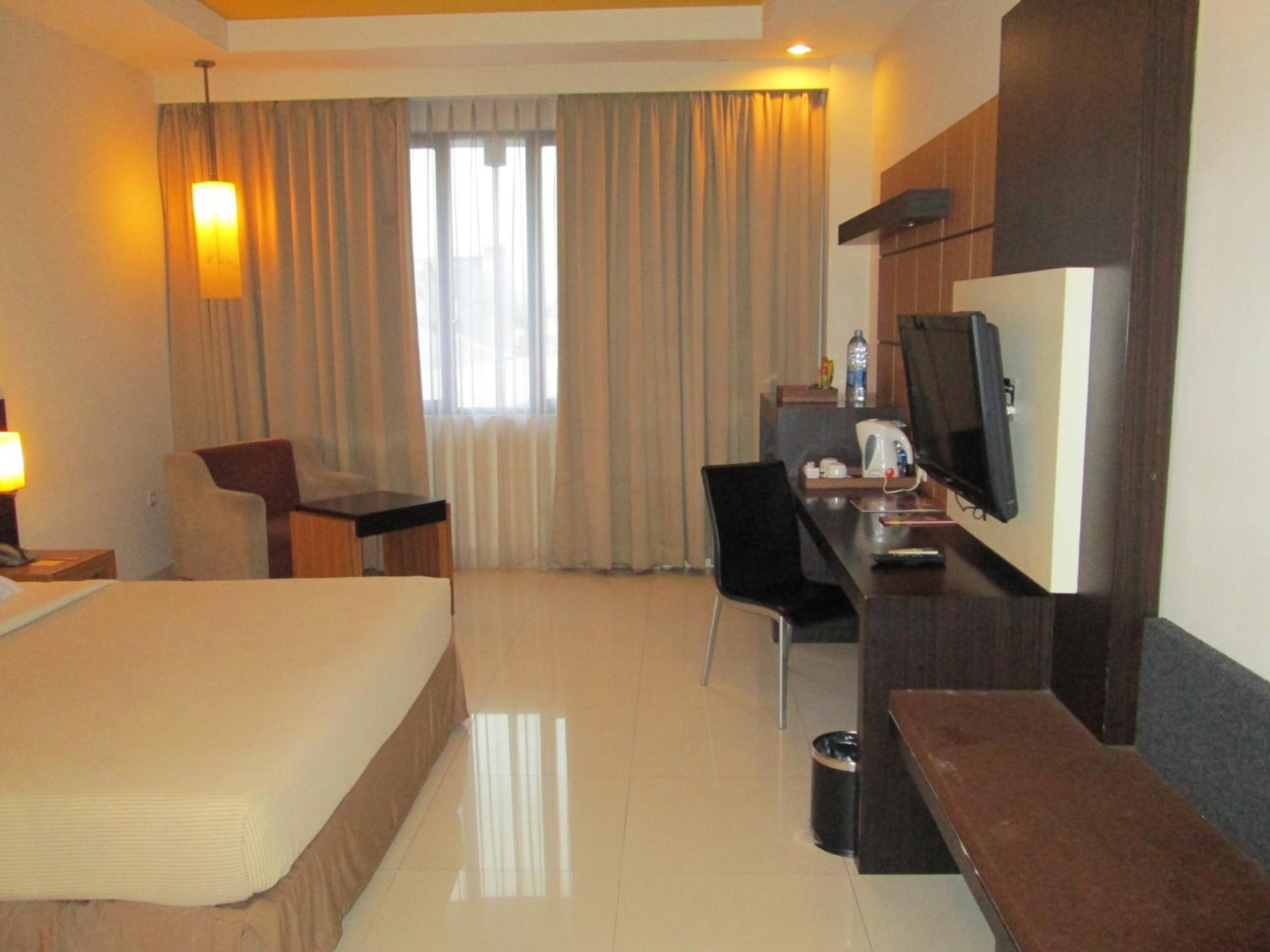 Deluxe King Room - Photo 2