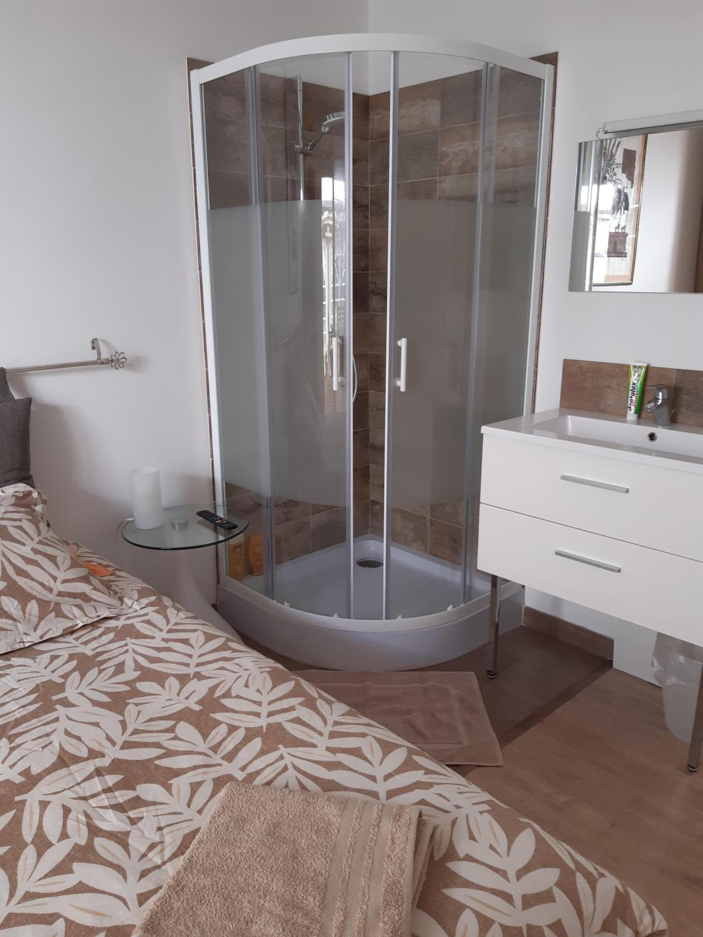 Standard Twin Room - Photo 11