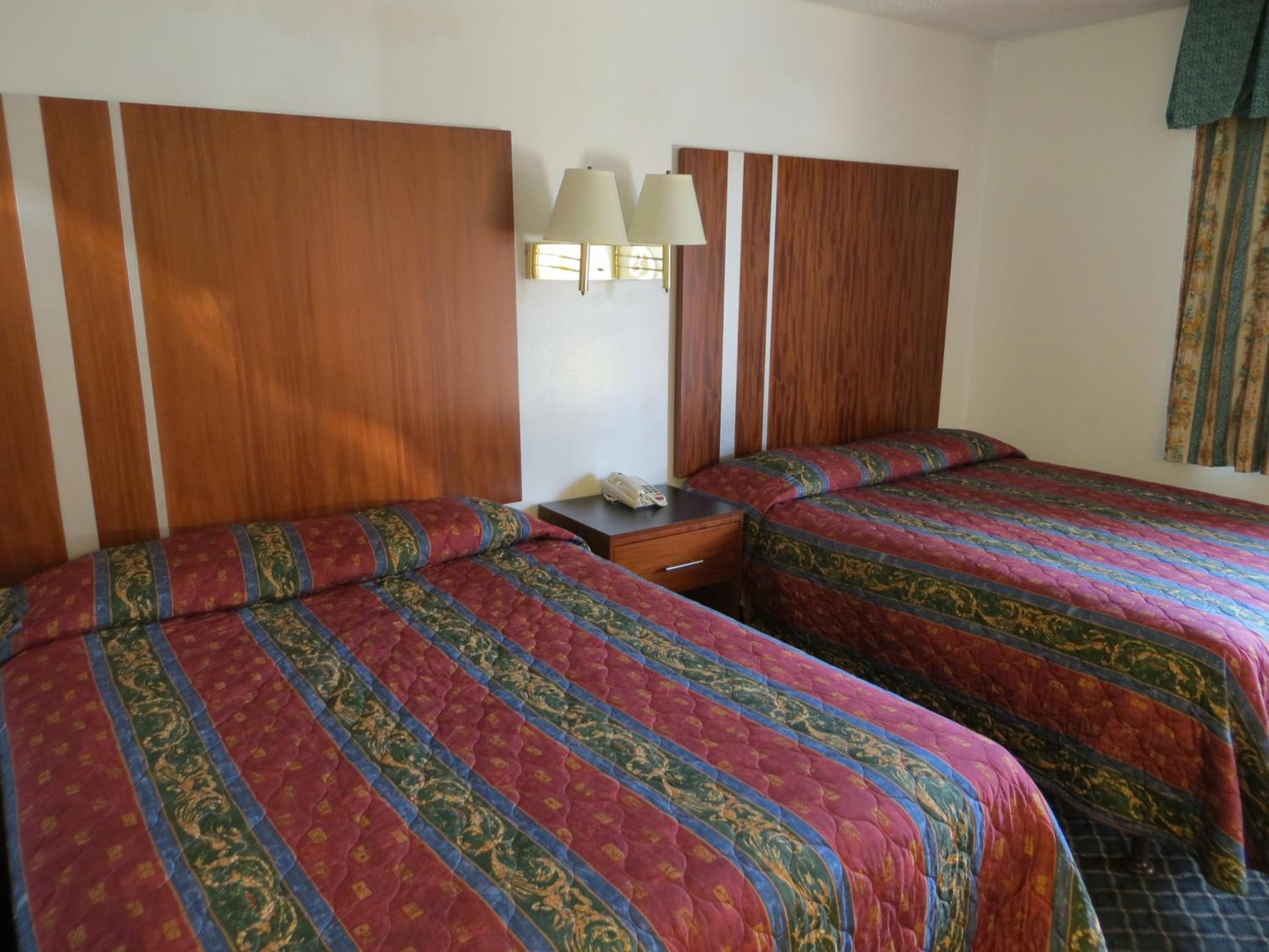Queen Room With Two Queen Beds - Non-Smoking photo 3
