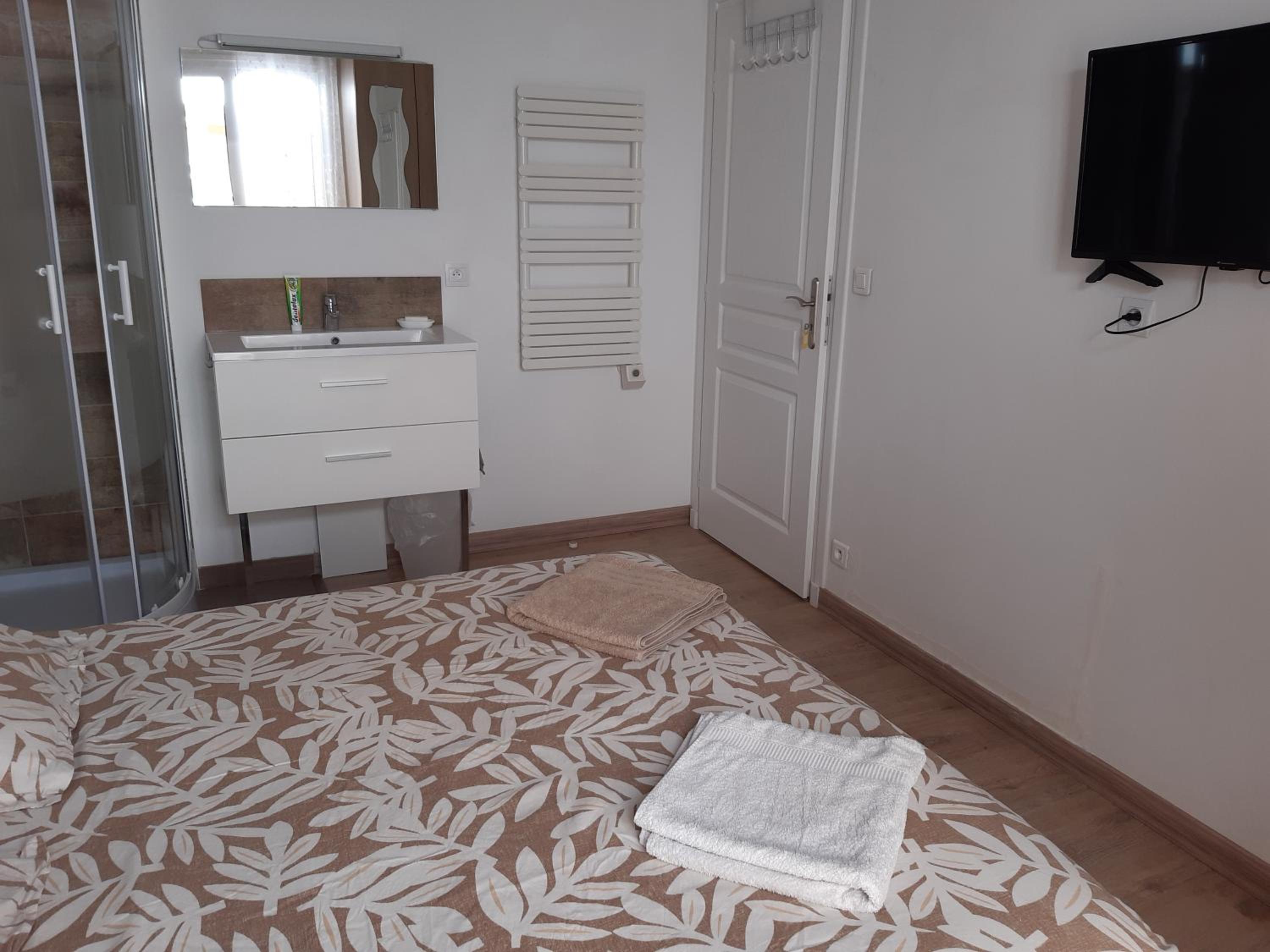 Standard Twin Room - Photo 12