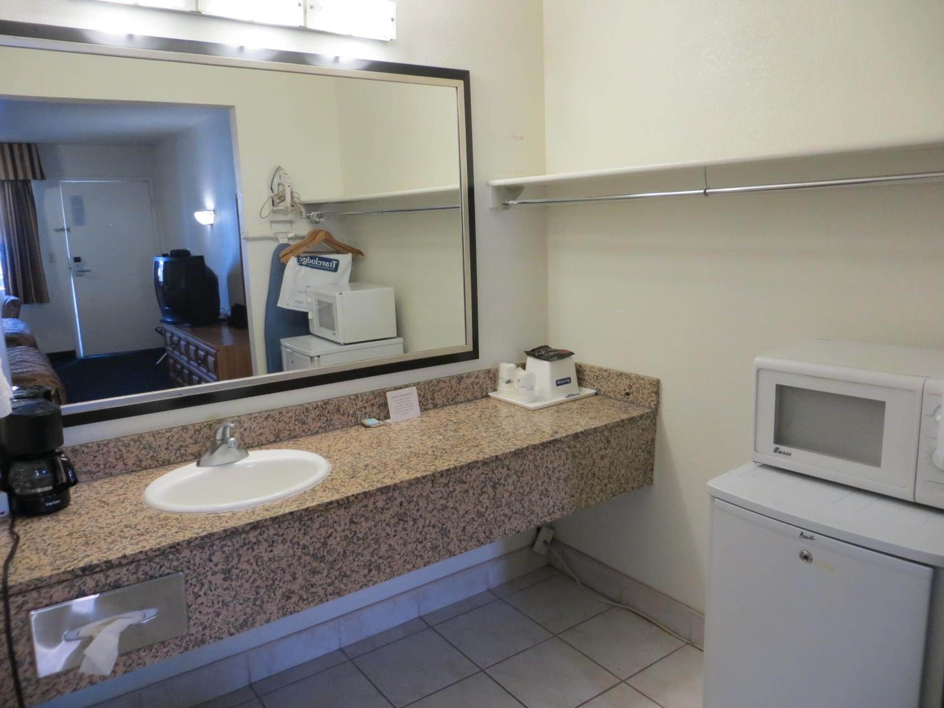 Deluxe King Room - Non-Smoking - Photo 6