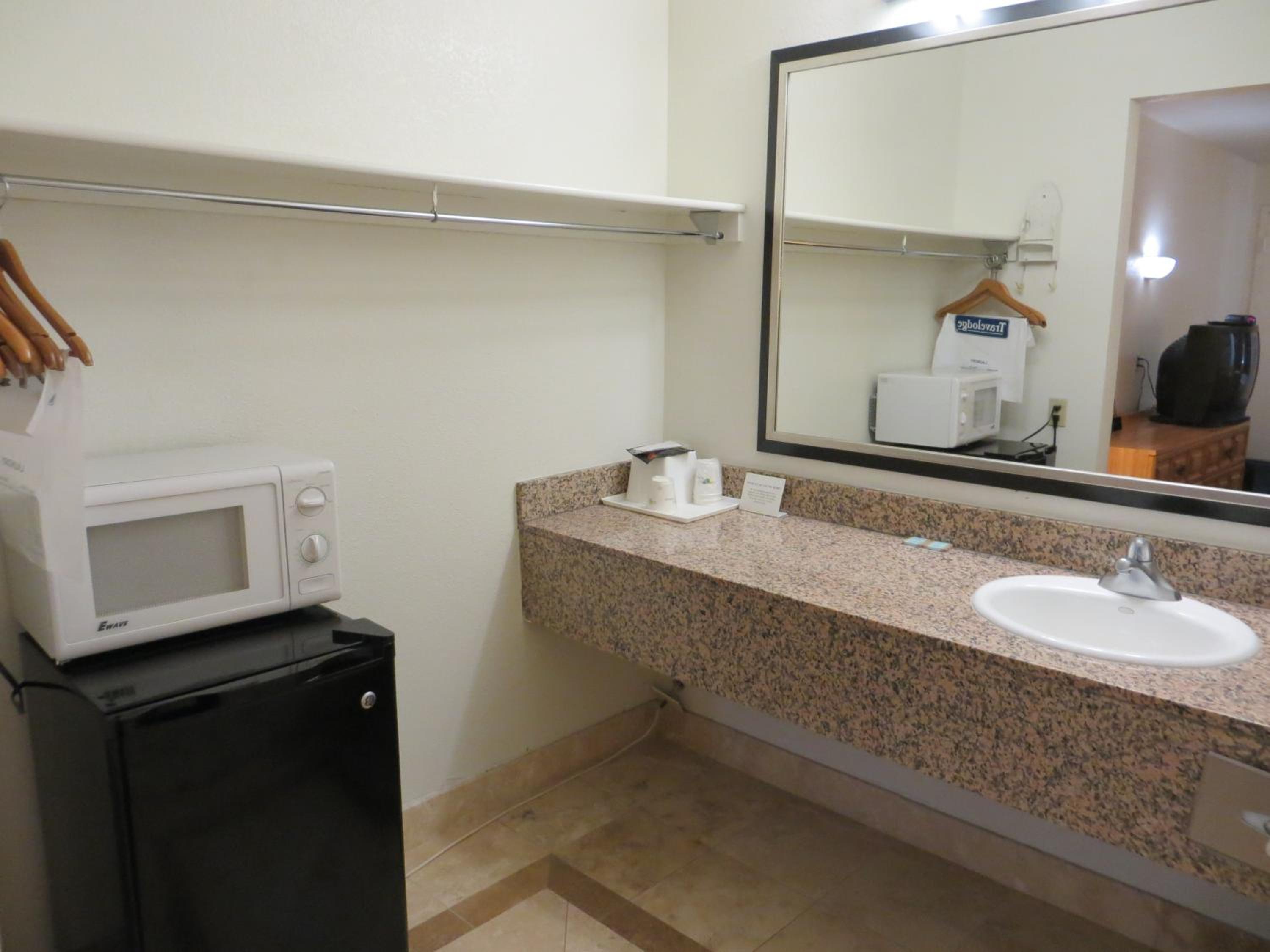 King Room - Non-Smoking - Photo 6