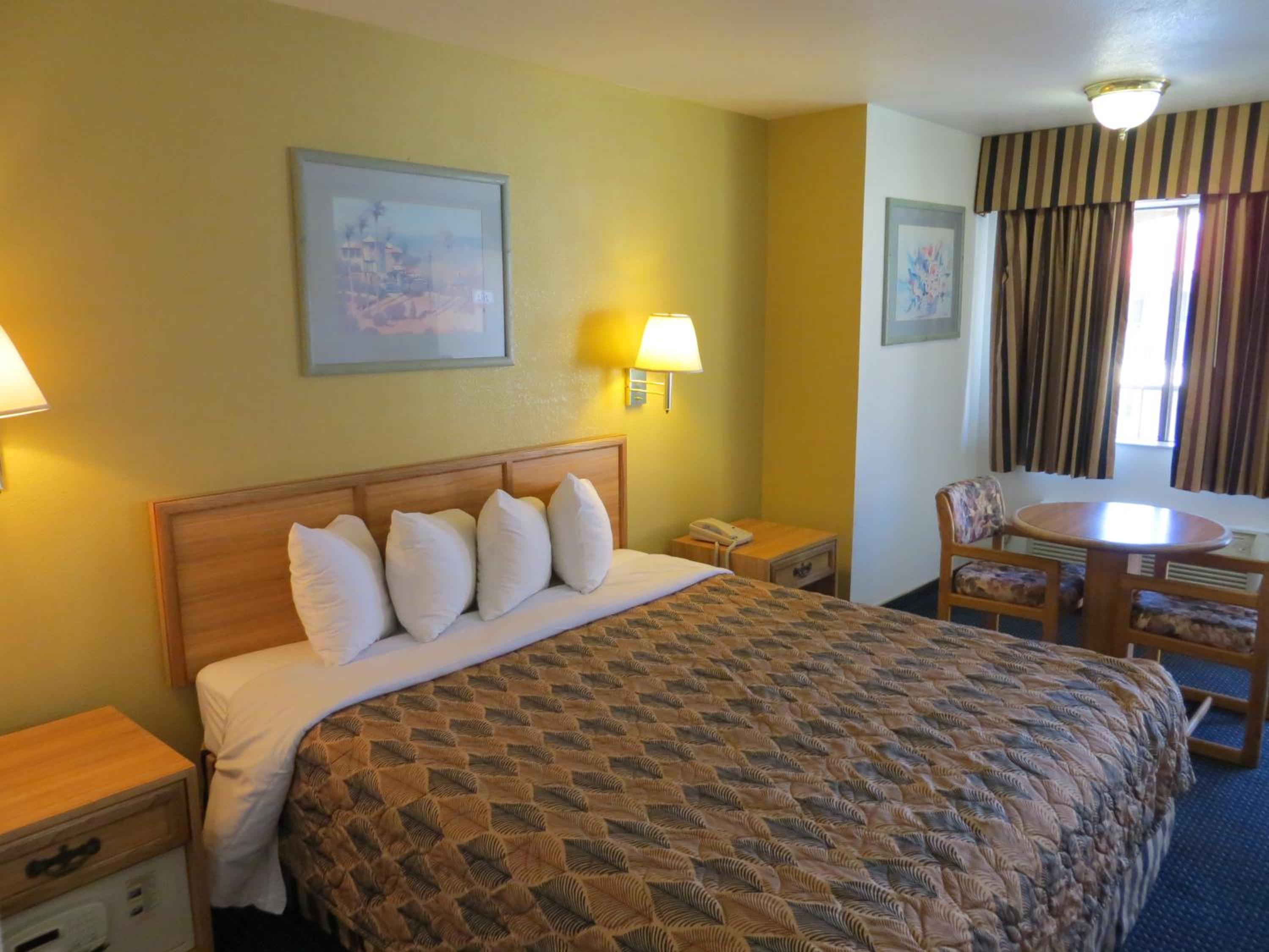 King Room - Non-Smoking - Photo 2